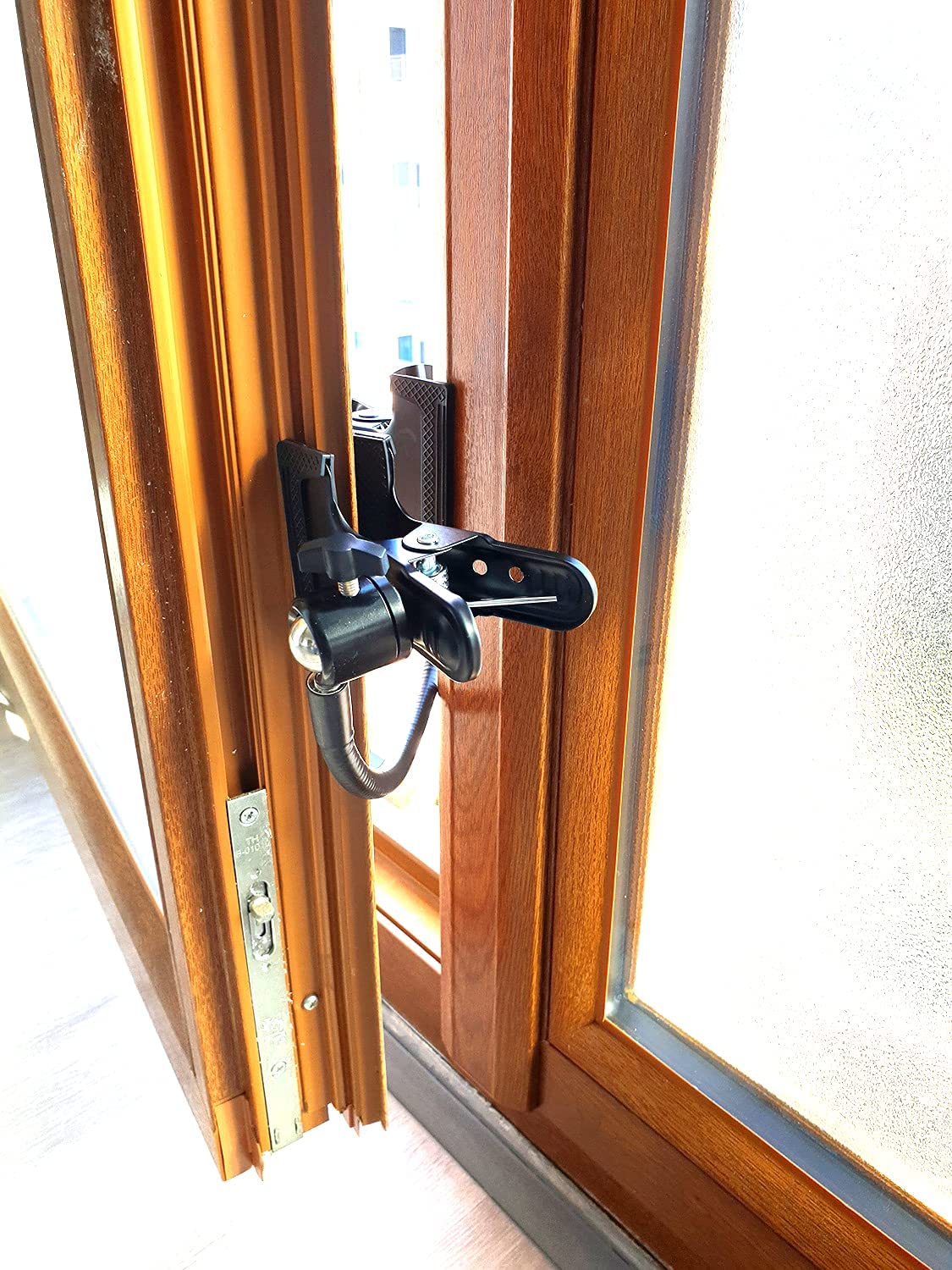 Entreabridor de Ventana Ajustable Sin Perforar con Posición Seguridad Gatos - Courandair