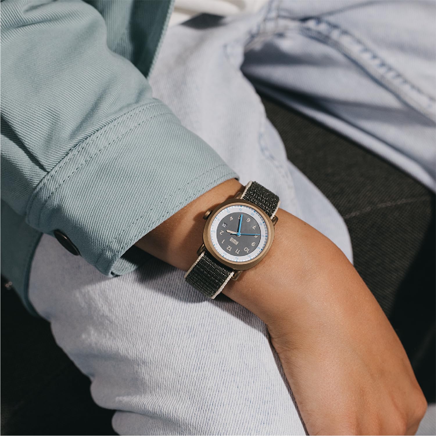 KWIO - Takk Kinderuhr I Analoge Armbanduhr für Jungen & Mädchen 32mm I Quarz-Uhrwerk & Edelstahlgehäuse I Leicht zu wechselndes Klettarmband I Wasserdicht bis 5 ATM