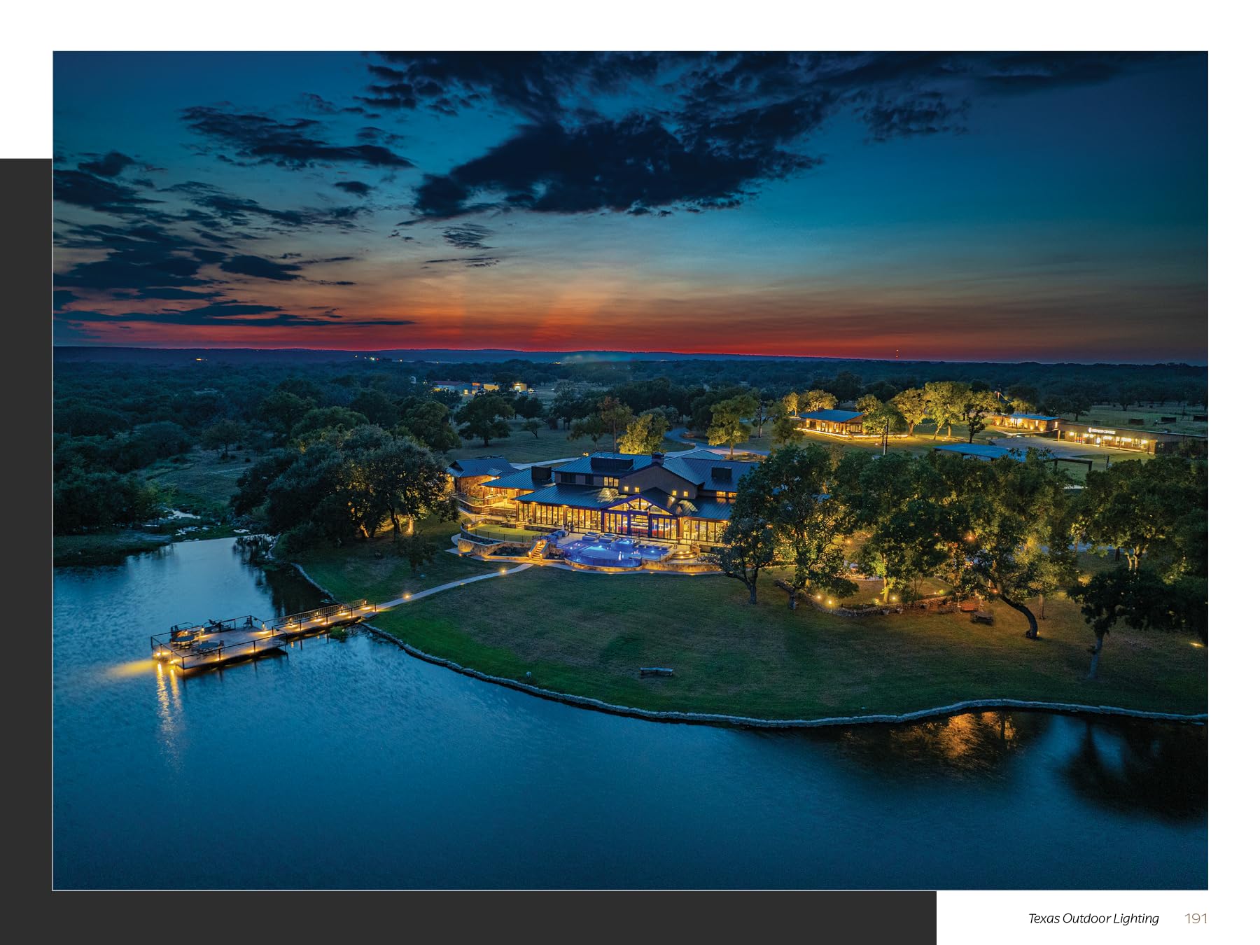 Masters of Landscape Lighting: Spectacular Outdoor Lighting Installations and Designs, Hardcover Book, 368 Pages, Over 1000 Photographs (Modern Living Collection): 1