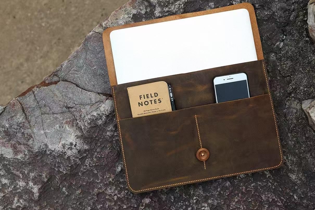 MacBook用の革製ケース、drip「Leather MacBook Case」 | signature