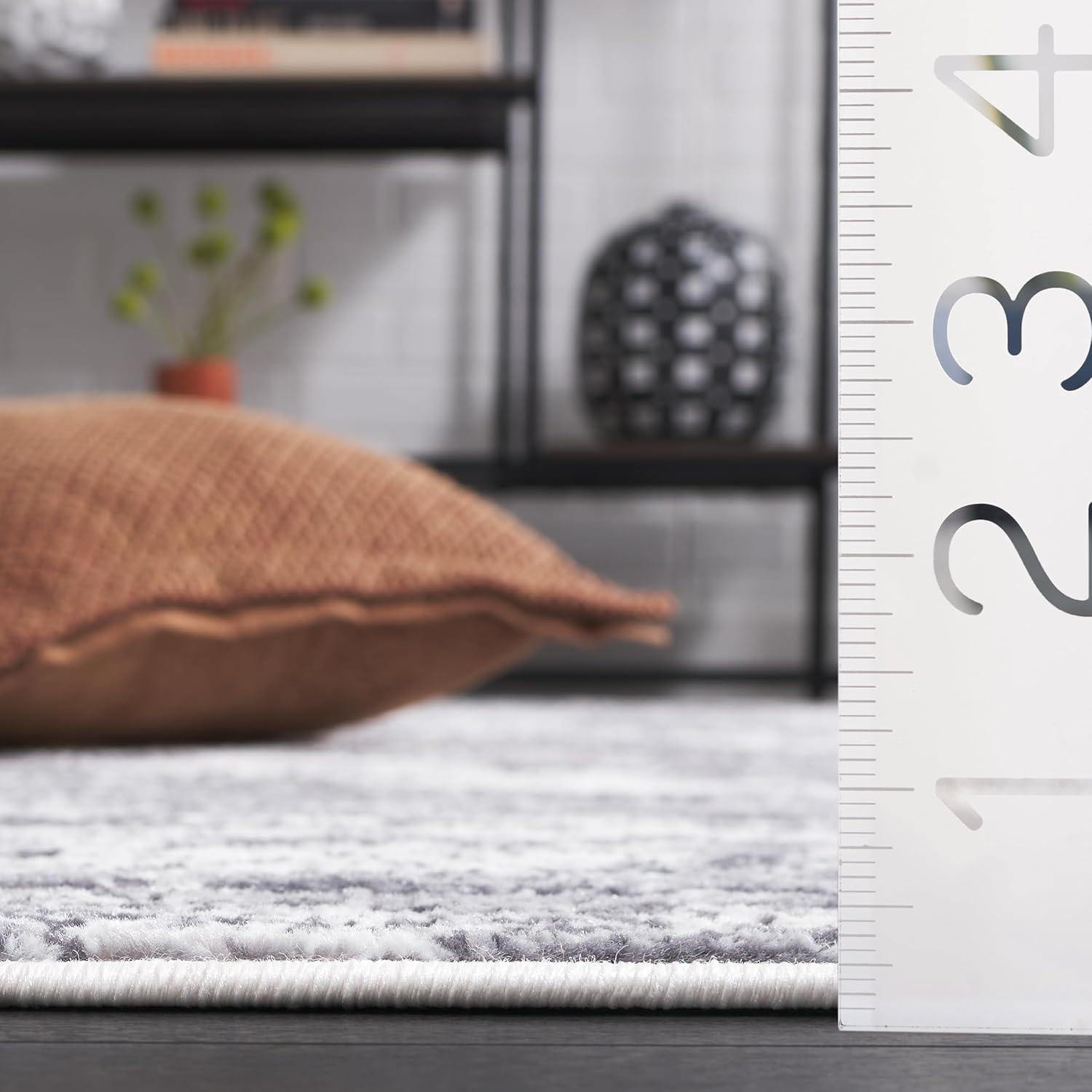 SAFAVIEH Amelia Collection Area Rug - 2'2" x 6' Runner, Charcoal & Ivory, Modern Abstract Design, Non-Shedding & Easy Cleaning, Ideal for Living Room, Hallway, Foyer, Entryway, Bedroom (ALA705H)
