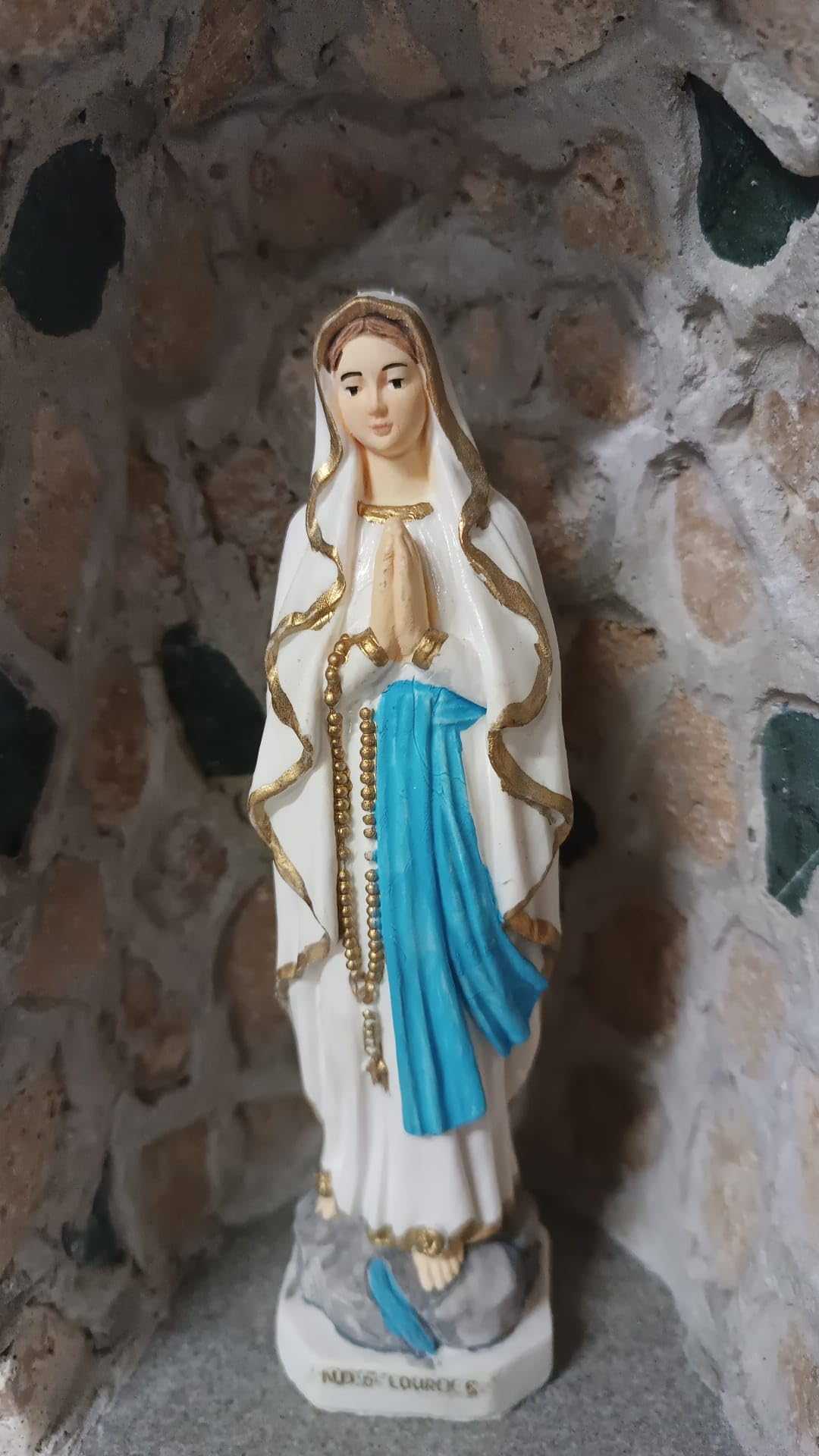 ArteSacraCaravaggio Grotta per statua artigianale in marmo avorio e inserti marmo verde Guatemala cm 23,5 x 15 realizzata interamente a mano e Madonna di Lourdes cm 17 di produzione italiana