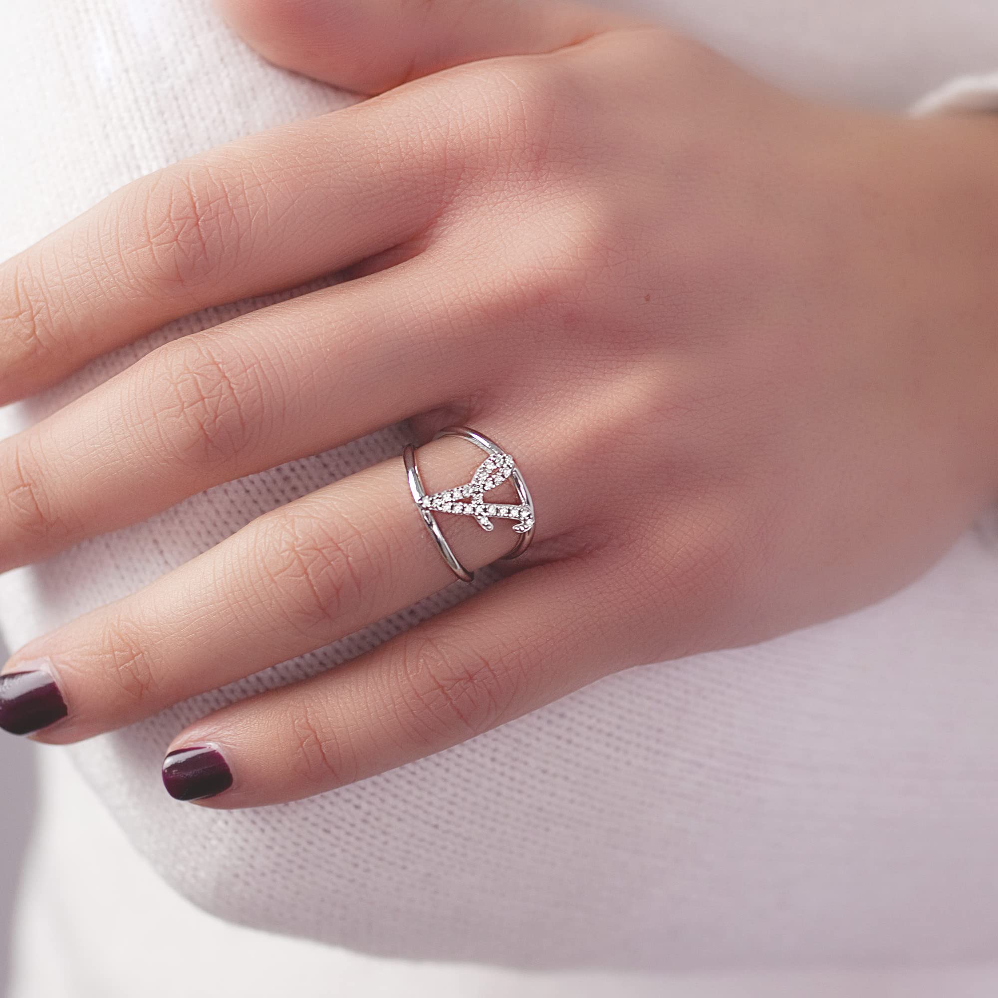 Artlinea, Anello in Argento 925 Sterling, Gioiello Personalizzato con la Lettera Maiuscola/Corsiva, con Pavé Zirconi, Retro Aperto con Misura Regolabile, Made in Italy