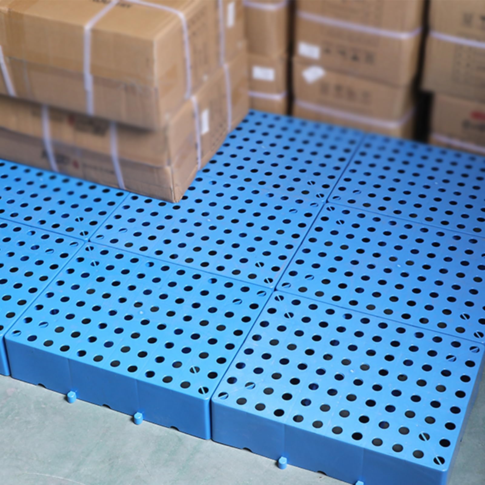 Pallet in plastica antiscivolo, confezione da 5 cuscinetti a griglia blu, 50 x 30 x 10 cm, resistenti per uso interno/esterno, perfetti per animali domestici e carichi pesanti, soluzioni di magazzino