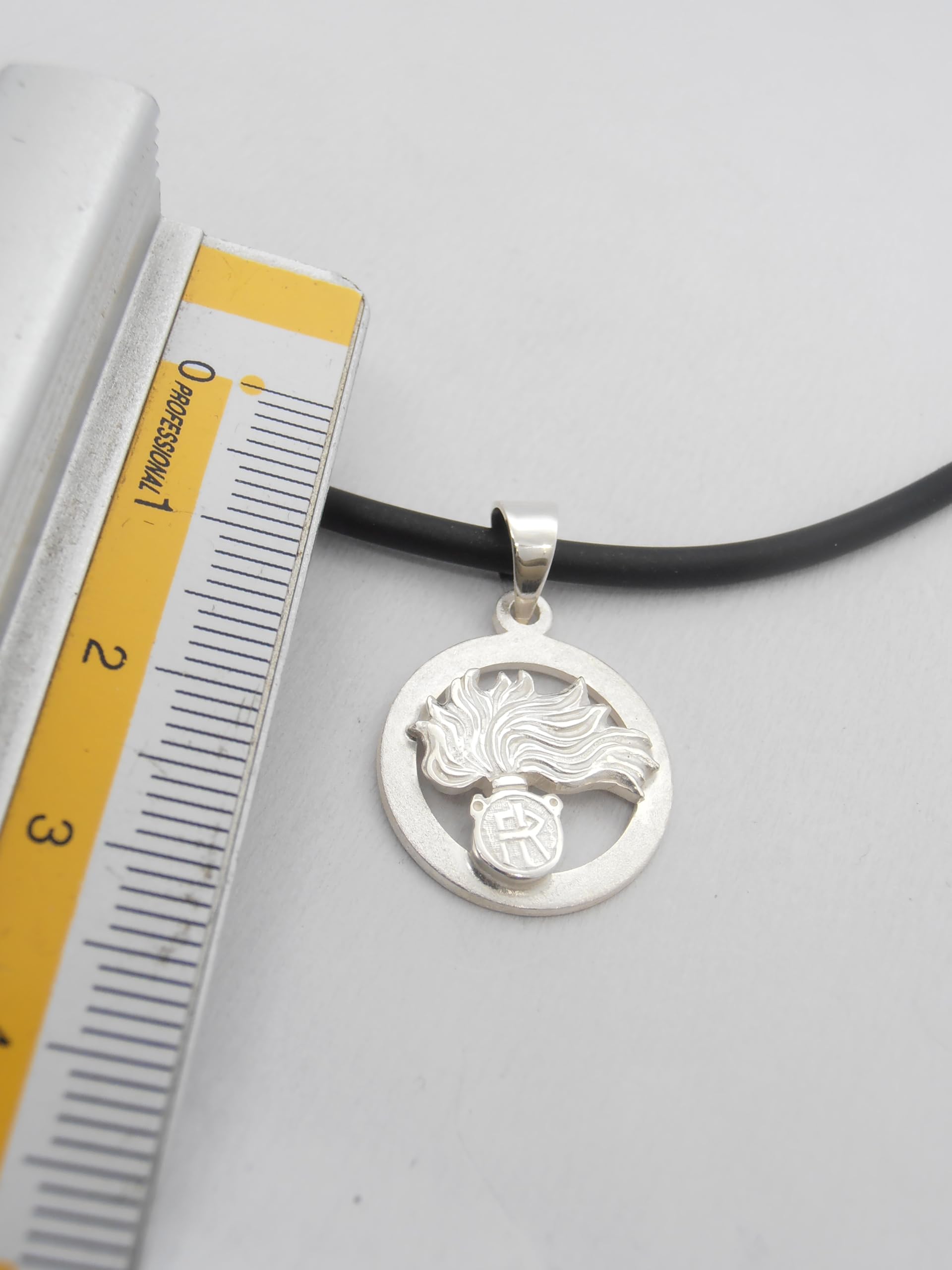 Fiamma dell'Arma dei Carabinieri : Ciondolo in Argento 925 e Collana in Caucciù con chiusura in Argento 925 - Pendente con Girocollo - ANC - Fiamma misura piccola