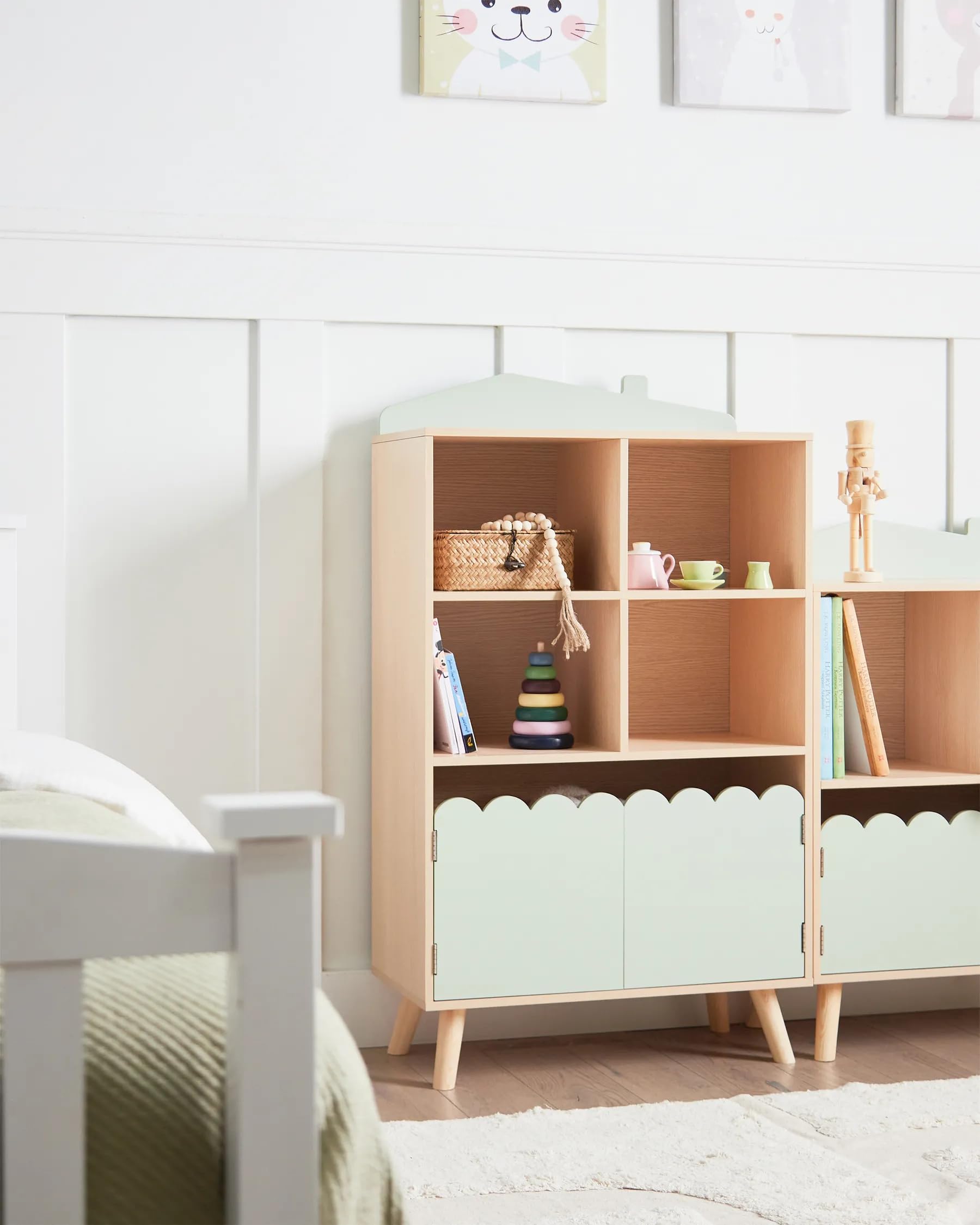 Kinderregal Kinderzimmer, Bücherregal Kinder im Hausdesign mit 4 Fächern und 2 Türen, Spielzeugregal Aufbewahrungsregal aus MDF und Kiefernholz, Kinder Möbel für Bücher Spielzeug und Dekoration