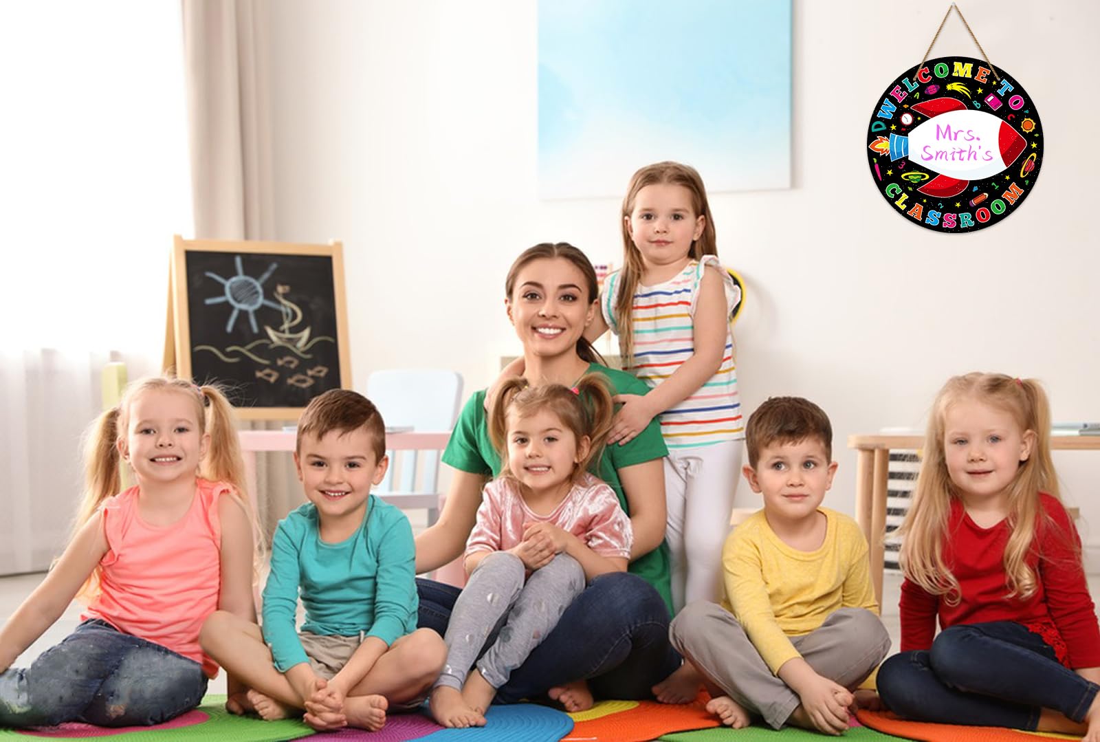 D24TIME Spersonalizowany znak powitalny do dekoracji drzwi klasy 29 cm znak kosmiczny znak z imieniem nauczyciela Witamy w naszej klasie nauczyciel znak wieszak powrót do szkoły klasa dekoracja