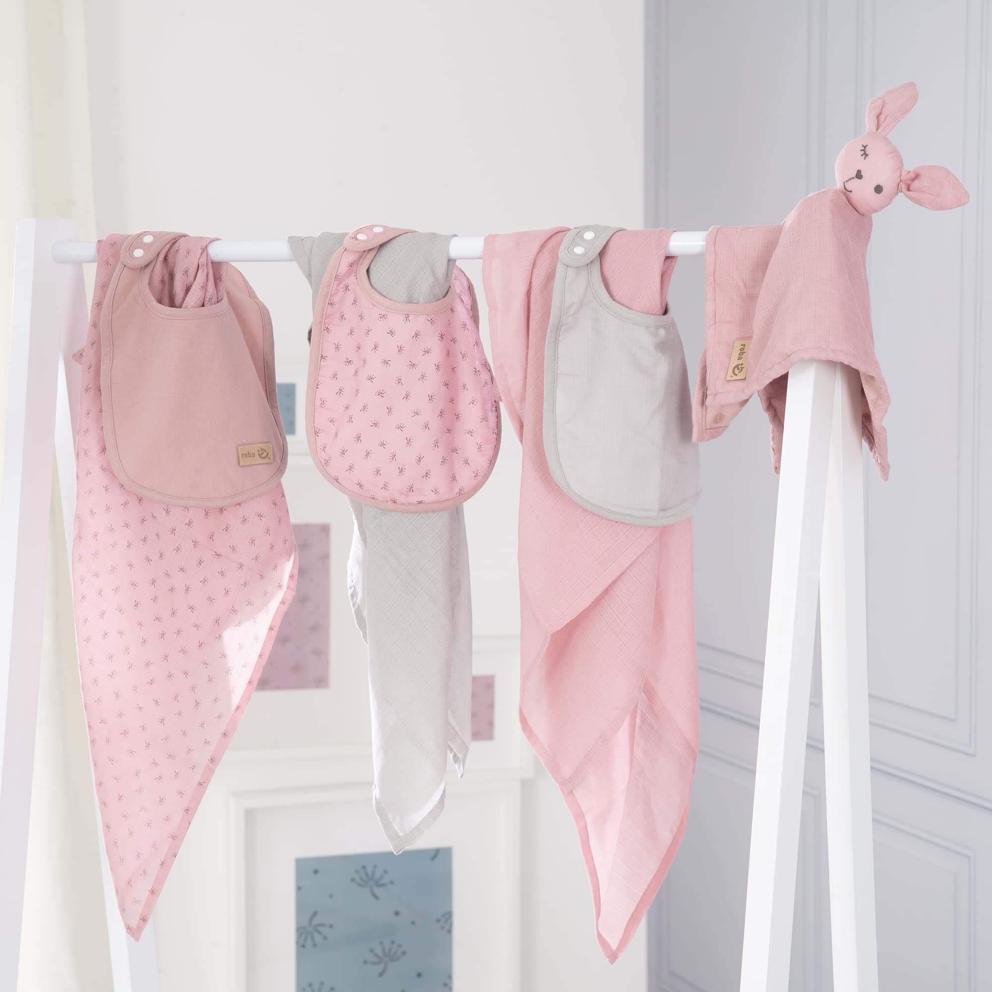 roba Set Regalo Baby Essentials Lil Planet - 3 Bavaglini in Jersey e Mussola - 1 Morbido DouDou - Panno Doppio Strato - 3 Lenzuolini - 80% Cotone e 20% Poliestere - Rosa