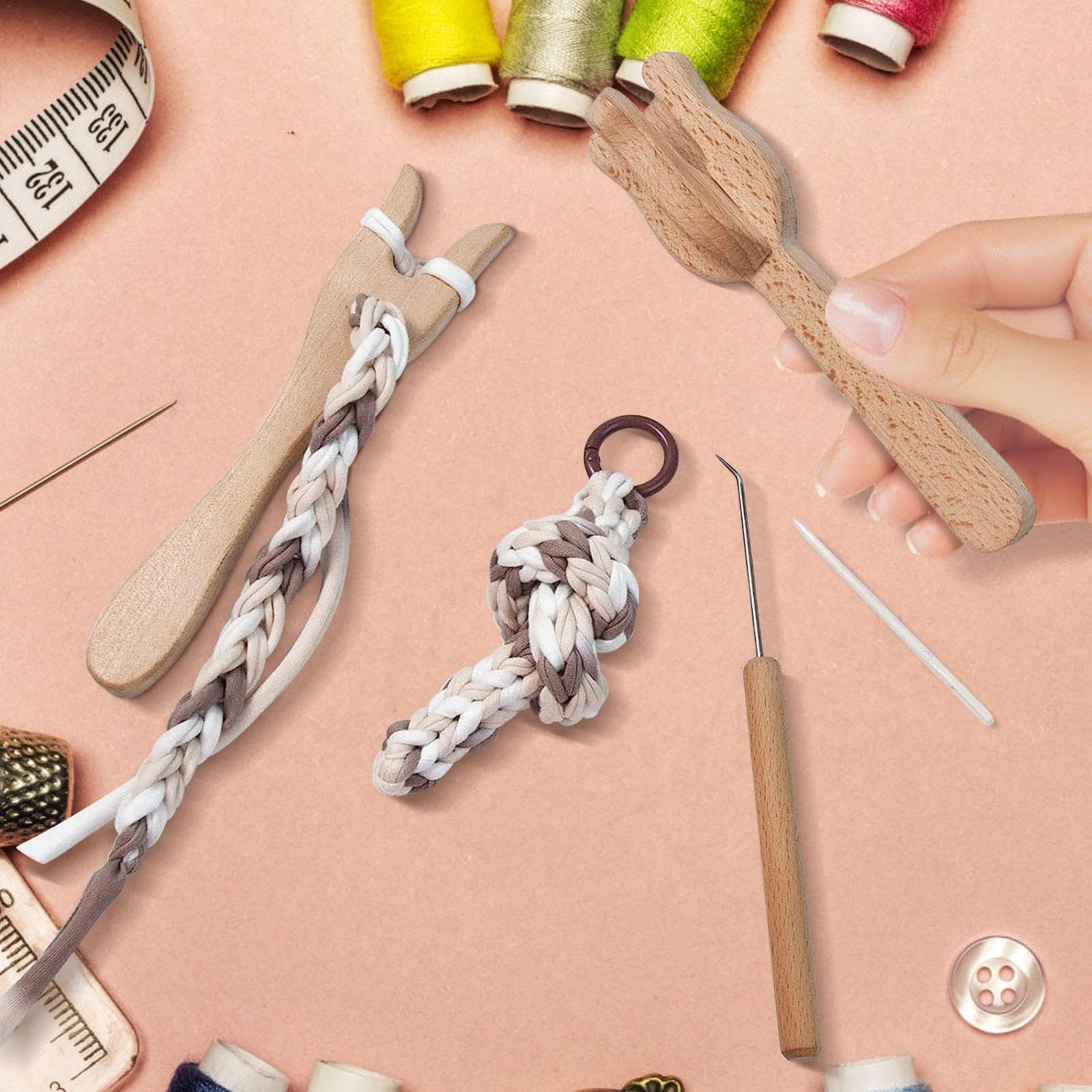 Vrouw Die Door Een Vergrootglas Met Groot Oog Kijken Stock Afbeelding Vrouw Die Door Een Vergrootglas Met Groot Oog Kijken Stock Afbeelding
