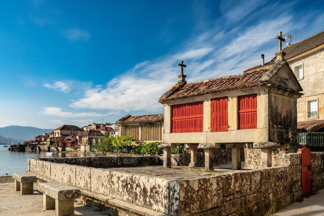 Noah Jigsaw Puzzle Typical Galicia Granaries in Combarro on The Pontevedra Estuary, Spain 2000 Pieces