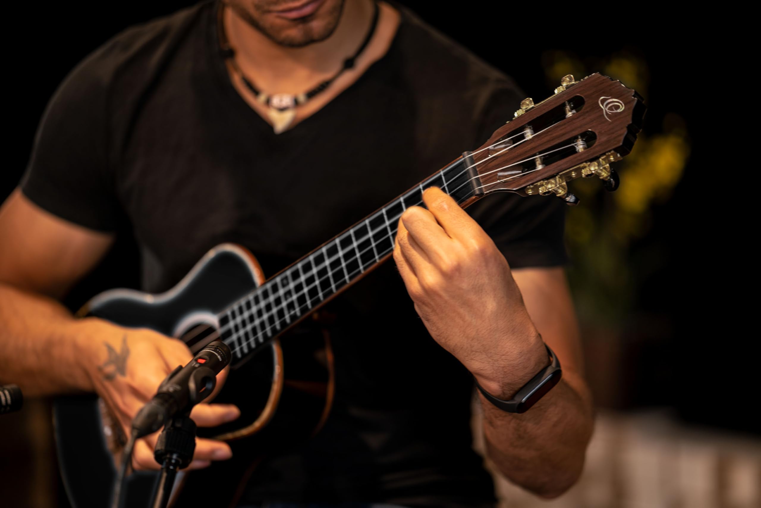 Ortega Guitars Ukelele Tenor negro - Serie Onyx - incluye Gig Bag Deluxe - abeto/caoba (RUOX-TE)
