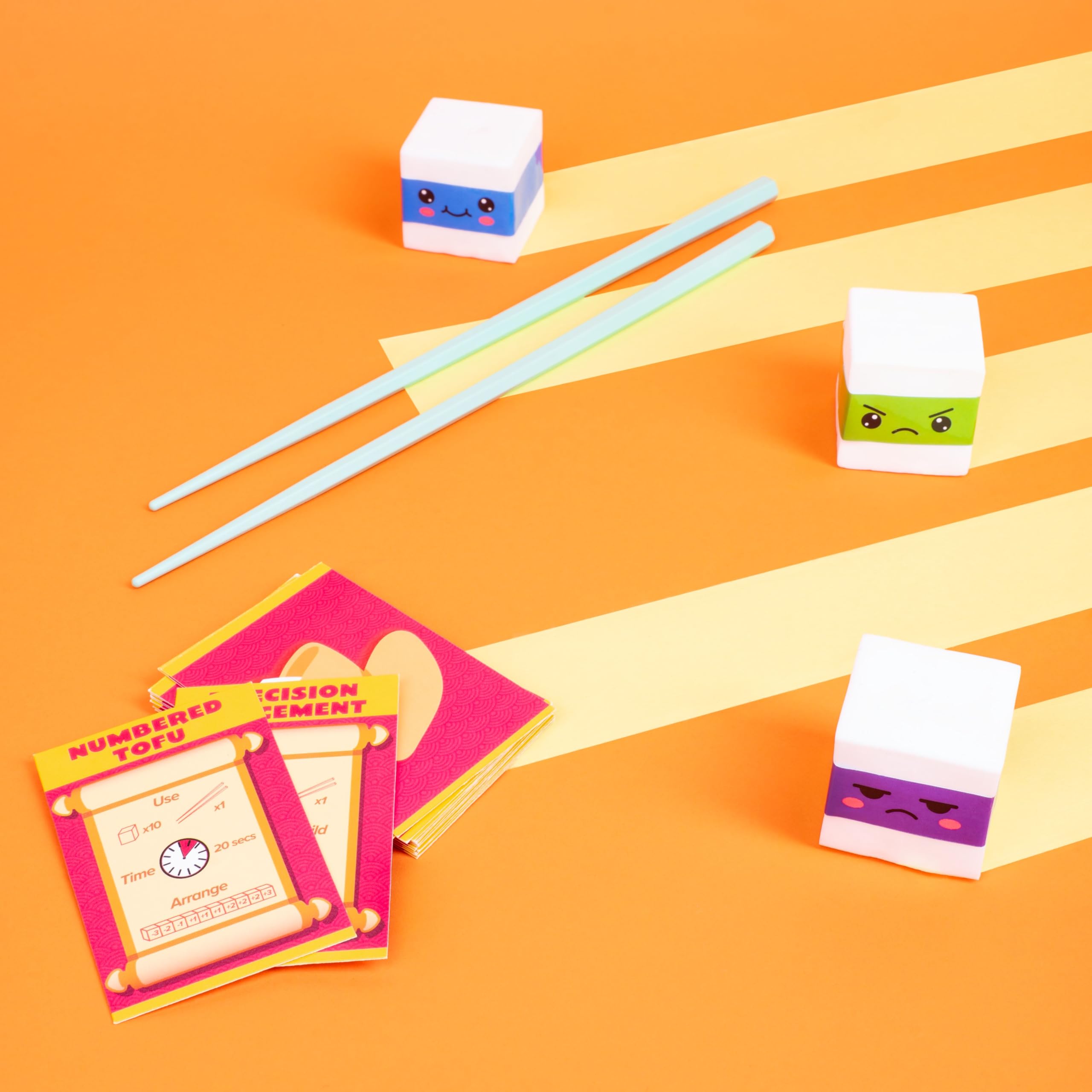 Fizz Creations Tofu Take Down Fun Family Game. Divertenti giochi per feste Caratteristiche 2 paia di bacchette, 10 pezzi di tofu squishy e 50 carte sfida. Età 8+