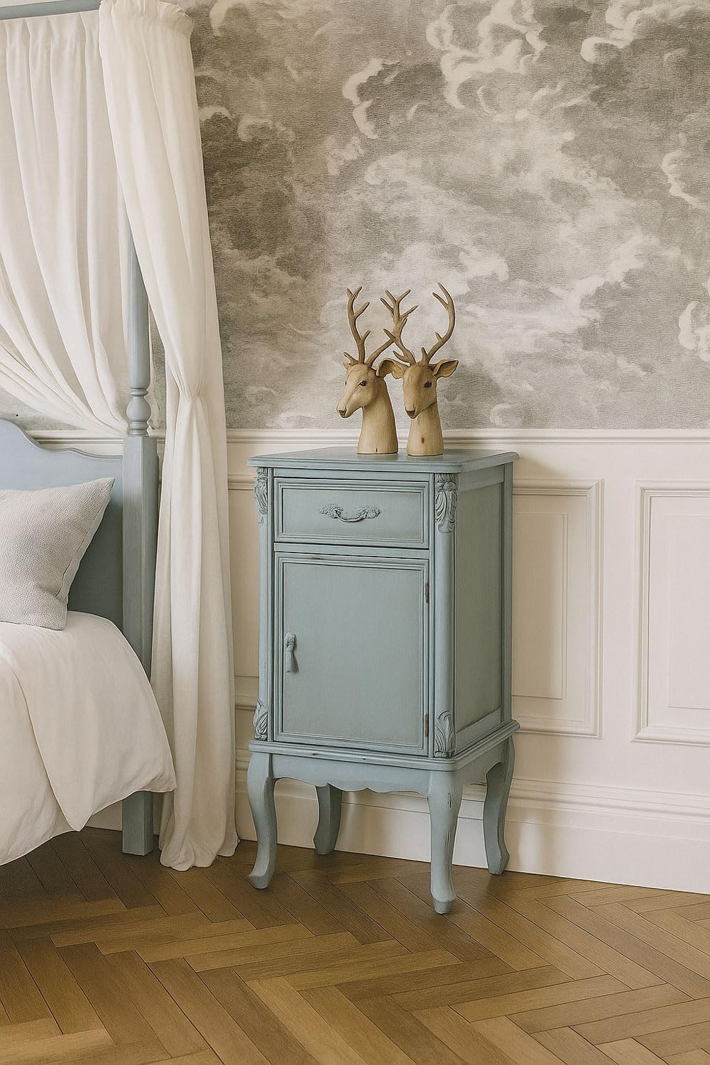 PALAZZO INT Nachtschrank „Chateau Belle“ – Shabby Chic Nachttisch aus Holz mit Handmalerei & Messingbeschlägen, ca. 88×45×36 cm – Vintage Nachtkonsole