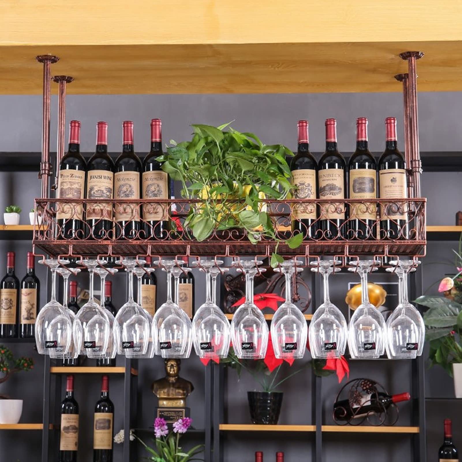 Support pour verres à vin suspendu au plafond afin d'optimiser l'espace