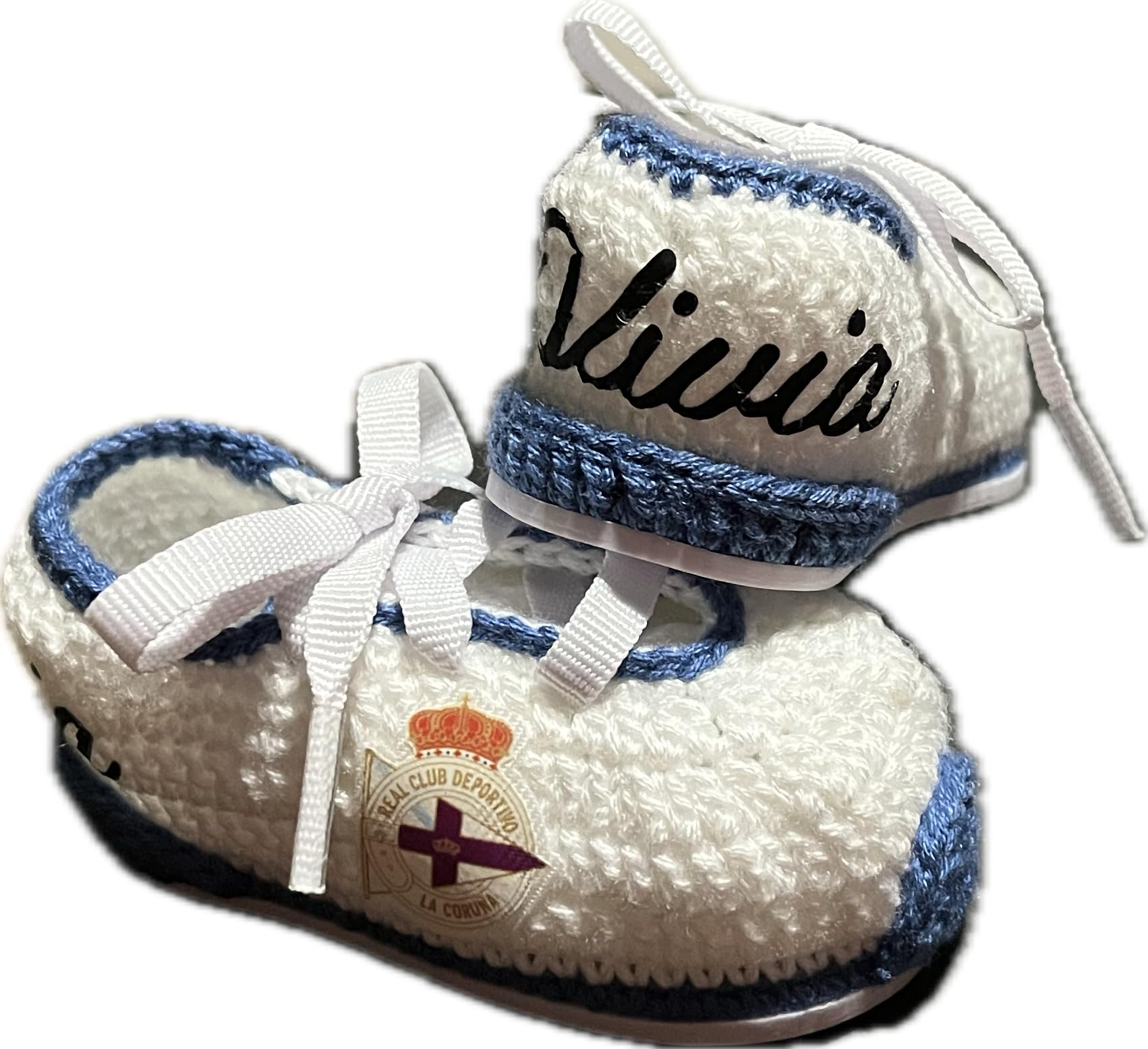 Patucos Futbol del club de La Coruña para bebe recien nacido de ganchillo o crochet. Personalizados con el escudo de tu club, disponibles en tallas 0-12 meses. Te regalamos el nombre del bebe grabado