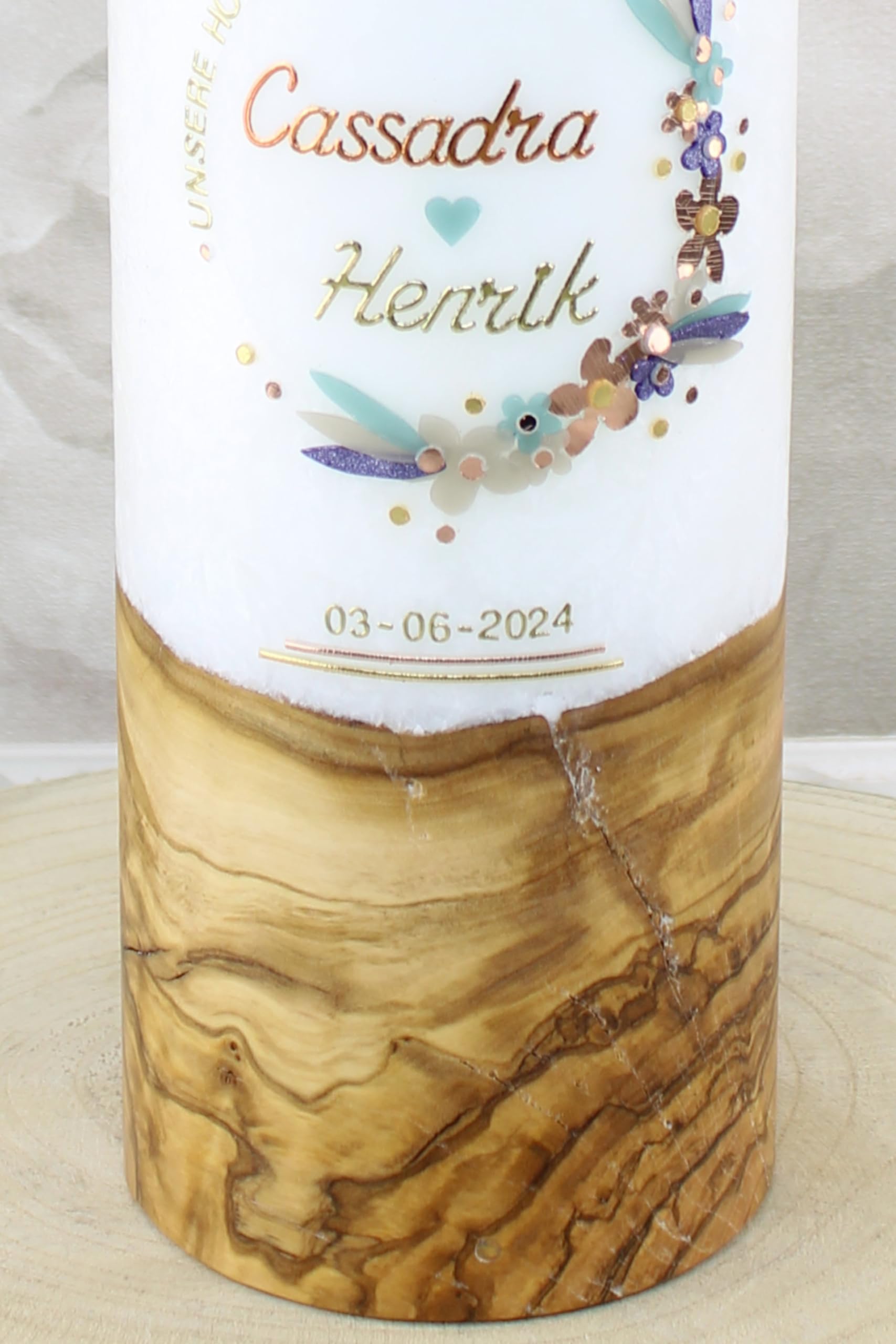 Hochzeitskerze Cassandra und Henrik mit echtem Holz mit Name und Datum, individuell und handverziert 2528