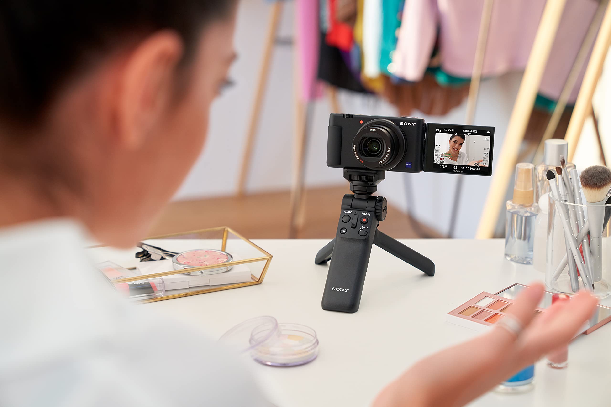 Sony ZV-1 – 24-70mm f/1.8-2.8 Zoom Grandangolare (Sensore da 1.0", Schermo LCD Direzionabile, Video 4K, E-Mount Non Applicabile, Ideale per Vlogging, Compatibile con Accessori Sony ZV)