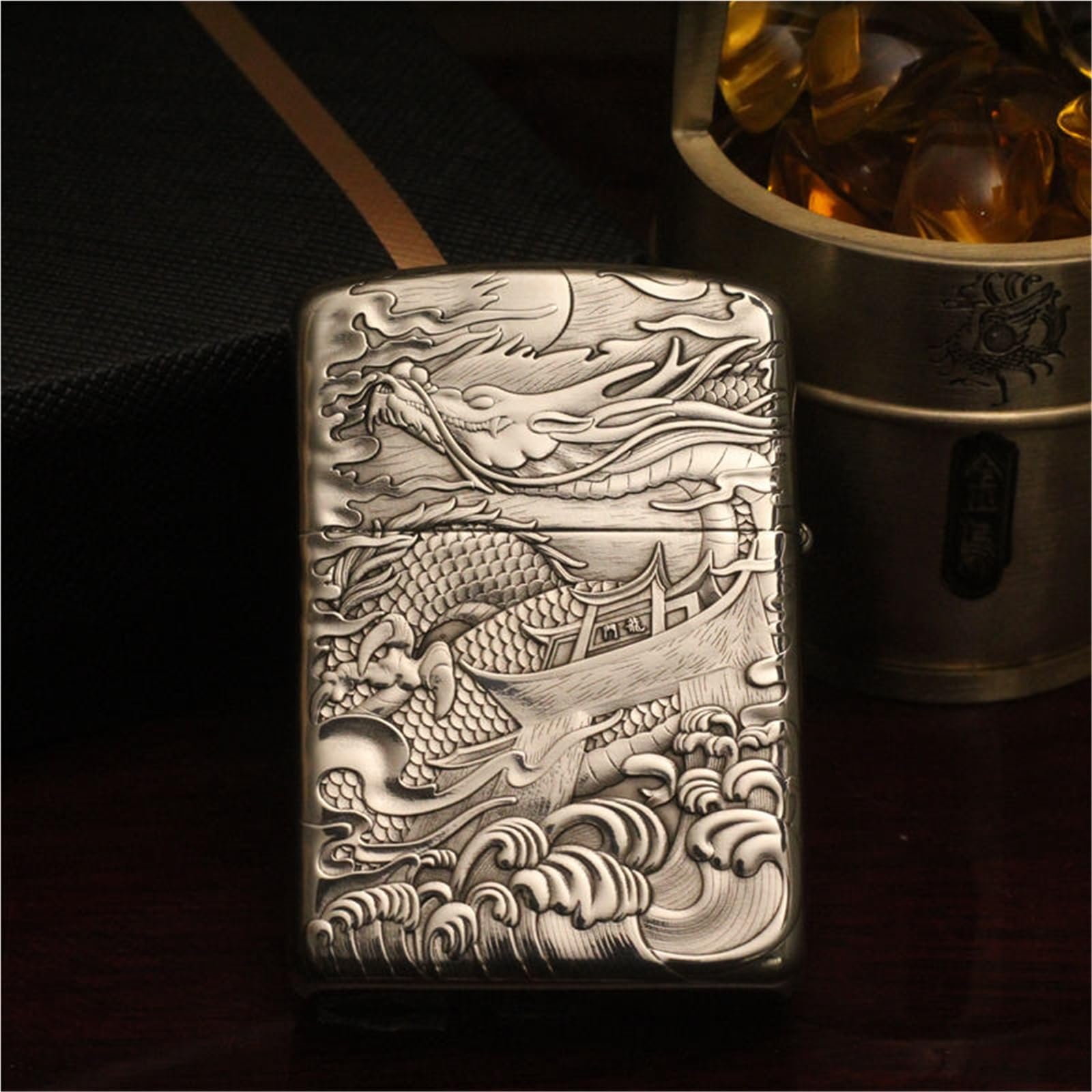 Accendino Antivento in Rame Bianco Vintage con Cherosene Stampato a Mano - Accendino Portatile Classico con Tappo a ribalta - Ricaricabile - Regalo for Uomo (Cherosene Non Incluso)(Brass)