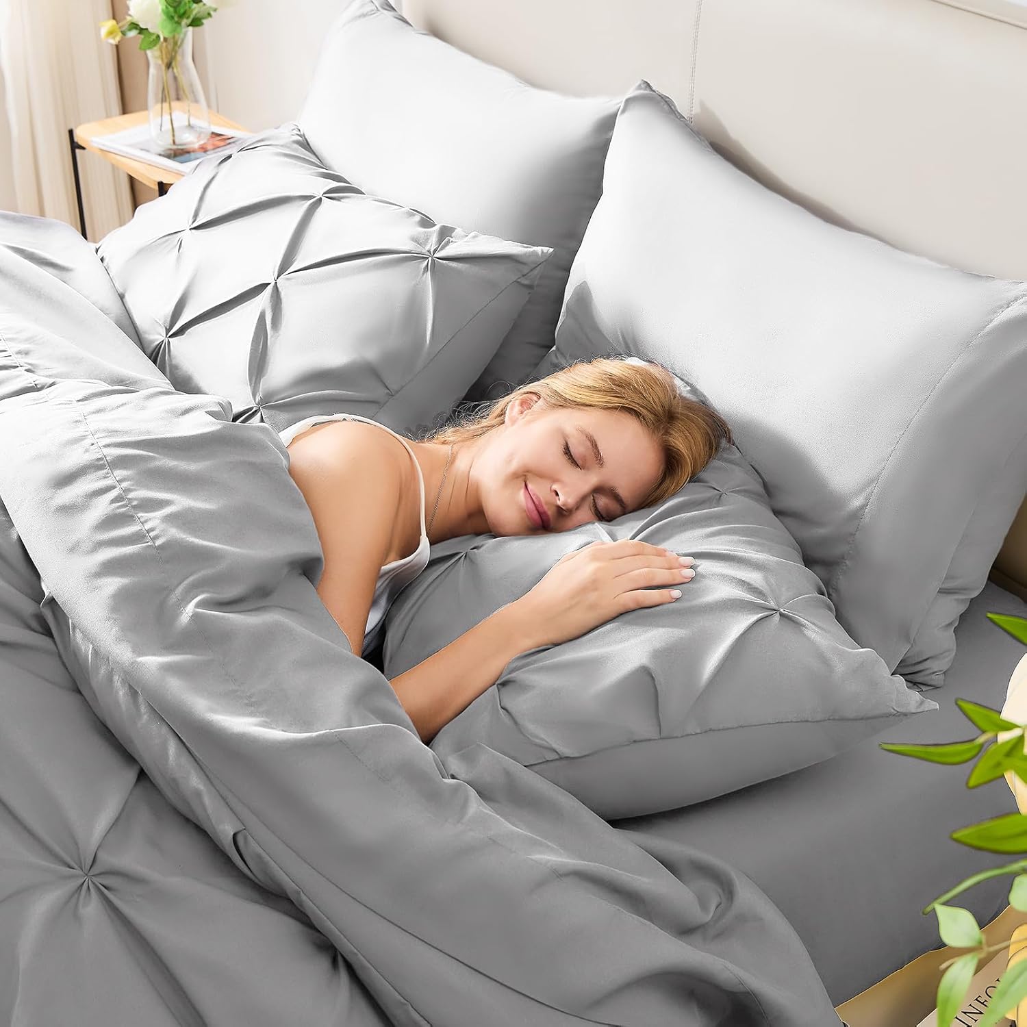 HIMEET Pintuck Bed in a Bag, 7 Pieces Full Size Comforter Set Light Grey, Pinch Pleat Bed in a Bag, Soft All Season Bedding Sets with Comforter, Flat Sheet, Fitted Sheet and Pillowcases & Shams