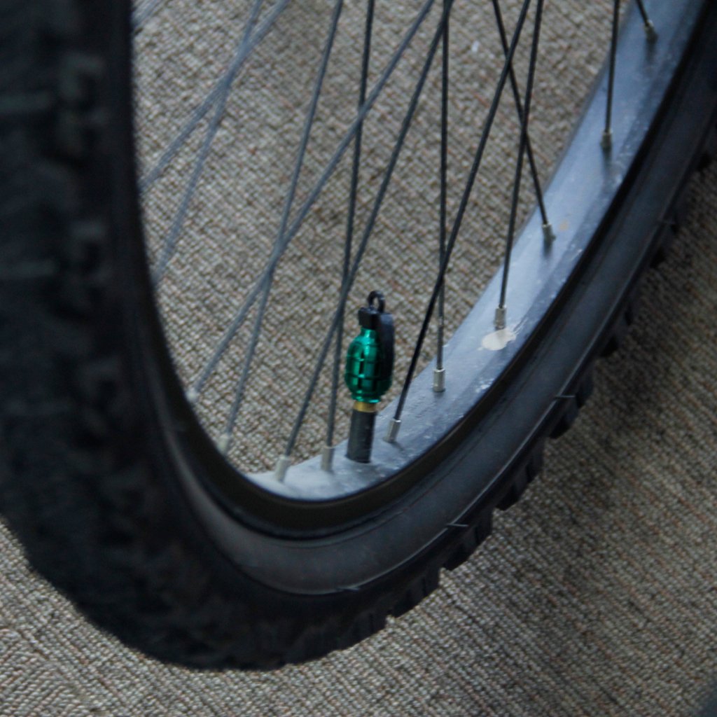 2 tappi per valvole in lega granata per bicicletta, colore rosso 2 tappi per valvole in lega granata per bicicletta, colore rosso