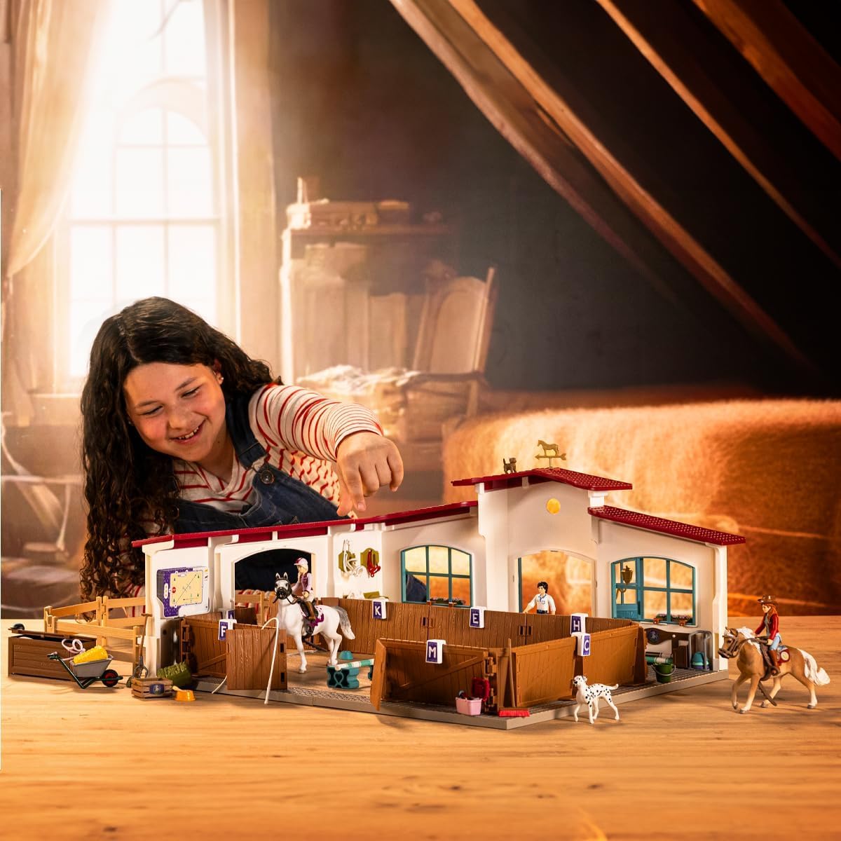 Schleich Horse Club | Picadero Cubierto Peppertree 42639 | con obstáculos, Paddock y Muchos Accesorios | Regalo Ideal y Juguetes de Caballos para niños a Partir de 5 años | Set de 179 Piezas | Con obstáculos, paddock y muchos accesorios | gran regalo para