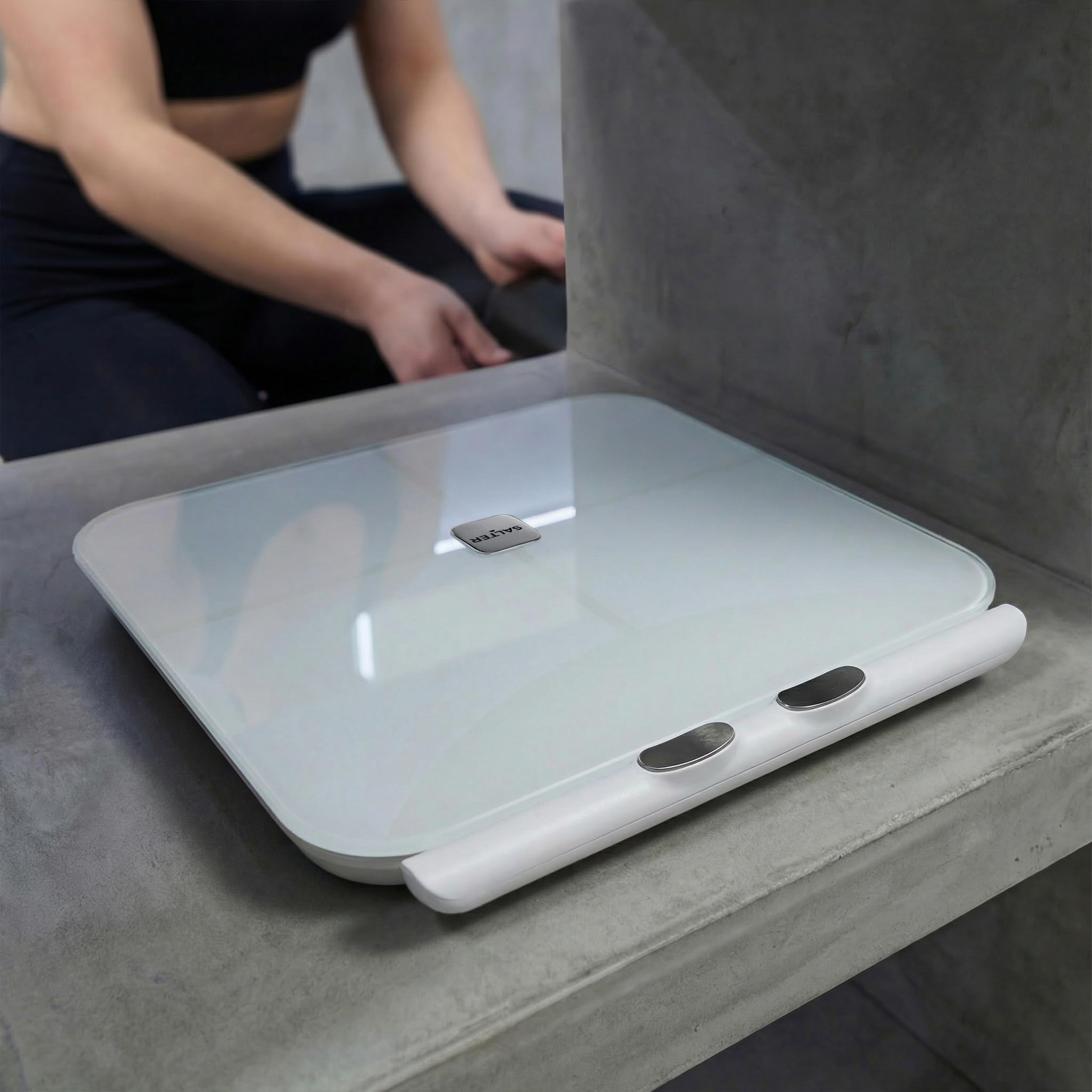 Salter Body Insight Smart Scale - Peso, Massa Grassa, Massa Muscolare, Massa Ossea, BMI, 8 Sensori ad Alta Precisione, Analisi dell'Impedenza Corporea Mano-Piede, Salter Balance App, LED, 180kg Bianco