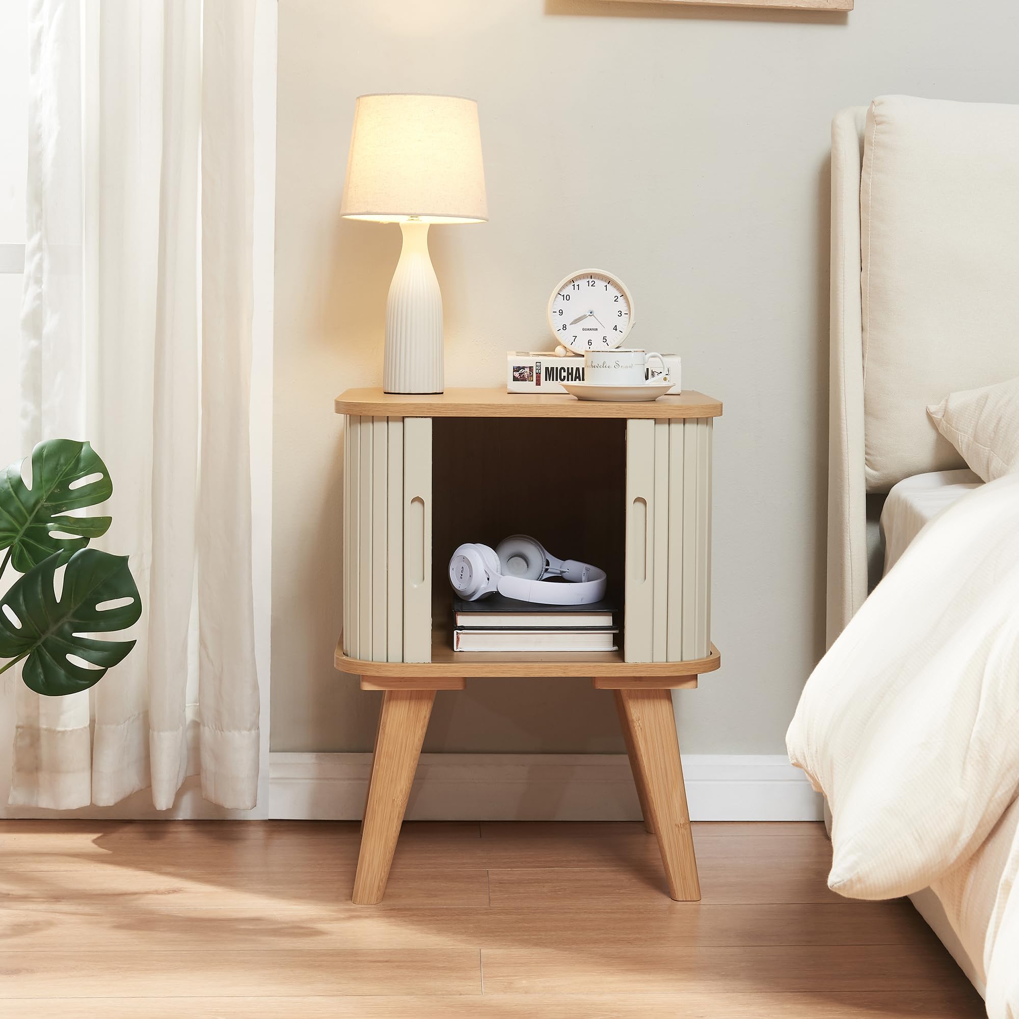 [en.casa] Table d'Appoint Design Scandinave Table de Nuit Chevet Bout de Canapé Table Basse avec Portes Coulissantes Compartiment de Rangement Salon Chambre Bambou 59 x 45 x 45 cm Naturel Blanc Crème
