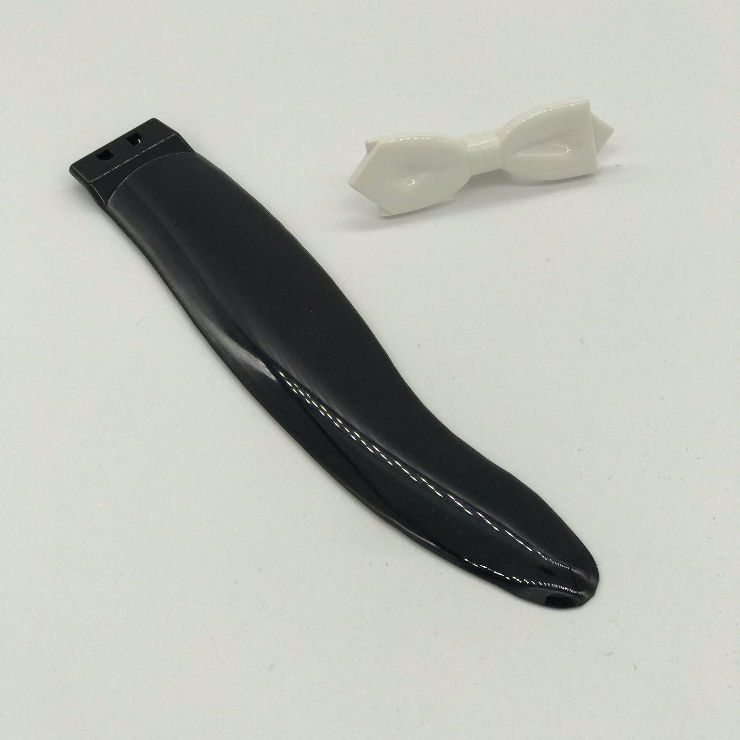 Queue noire et nœud papillon blanc : mécanisme fluide pour horloge chat