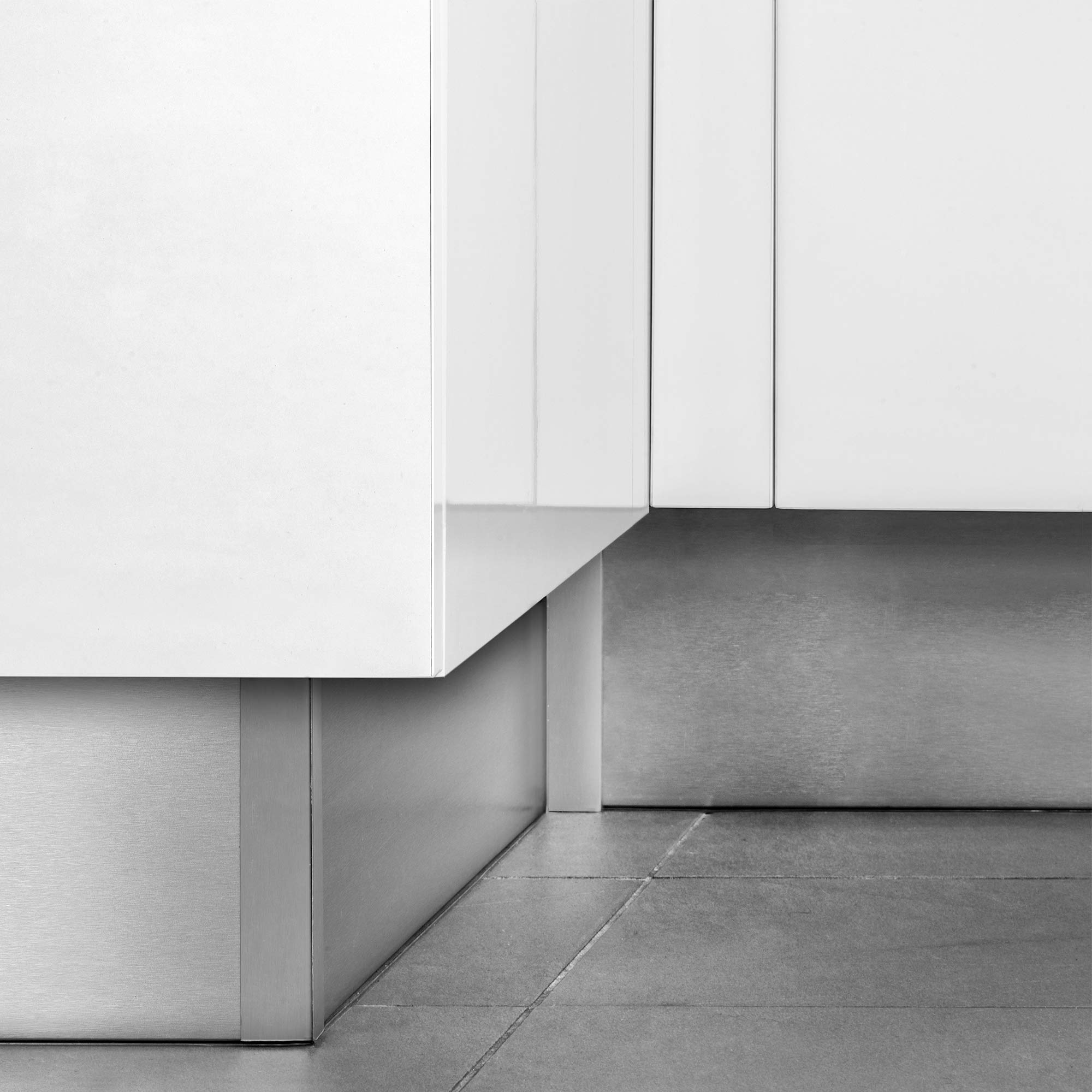 Emuca - Kit de zócalos para cocina, con accesorios de unión, altura 150 mm, 2 barras de 2,35 m, plástico, anodizado satinado.