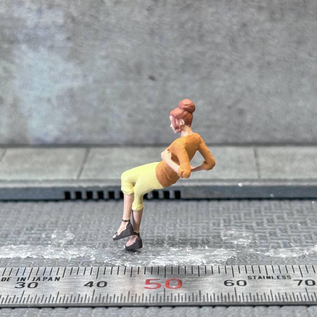 1/18 フィギュア　可愛いお姉さん　ミニチュア　ミニカーに　1/64より大 メルカリ