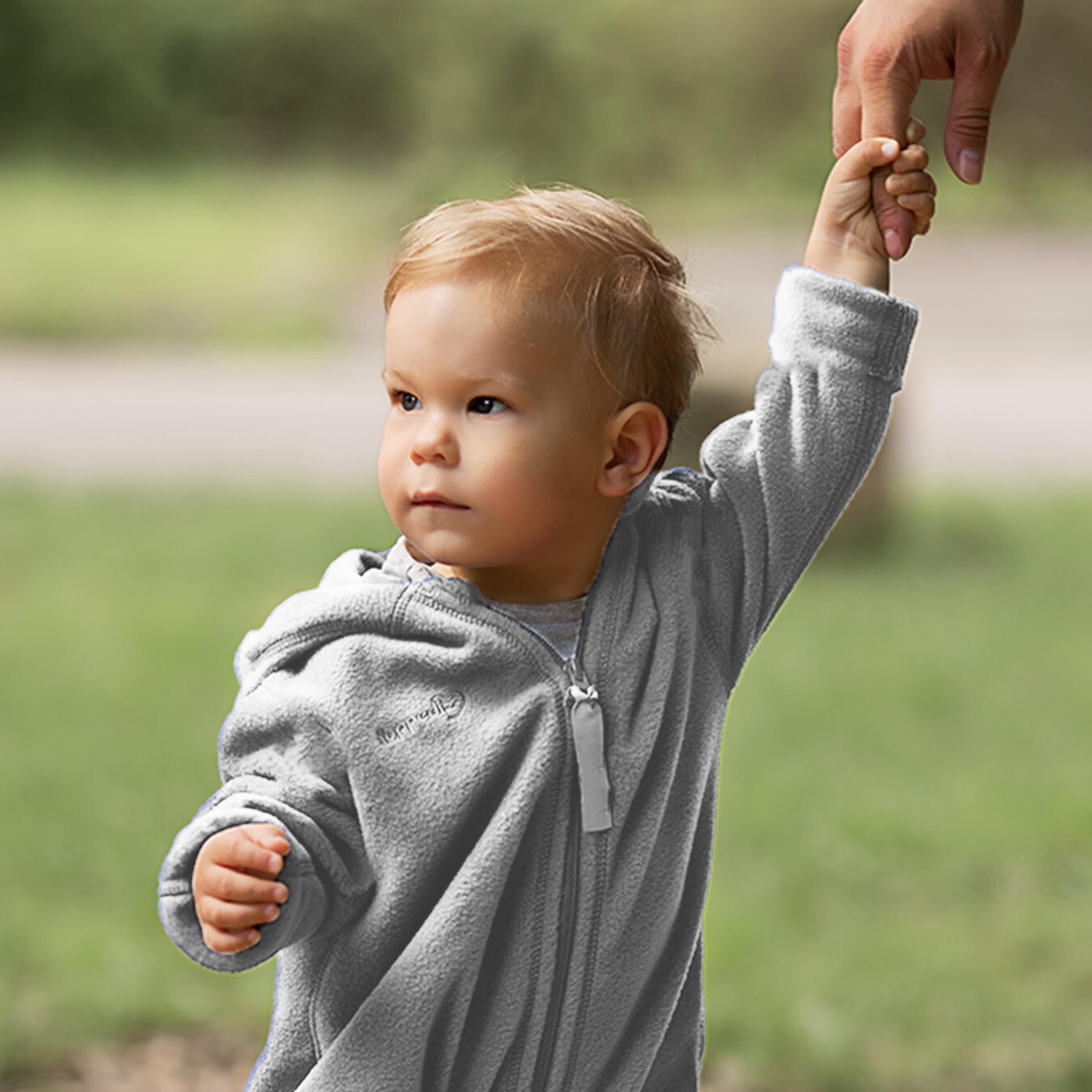 Hoppediz Baby Overall Fleece, stone 92-98 | Wärmender Overall mit extra langen Beinen, mit Daumenloch, Umschlagbündchen an den Füßen, ideal für Babytrage und Tragetuch