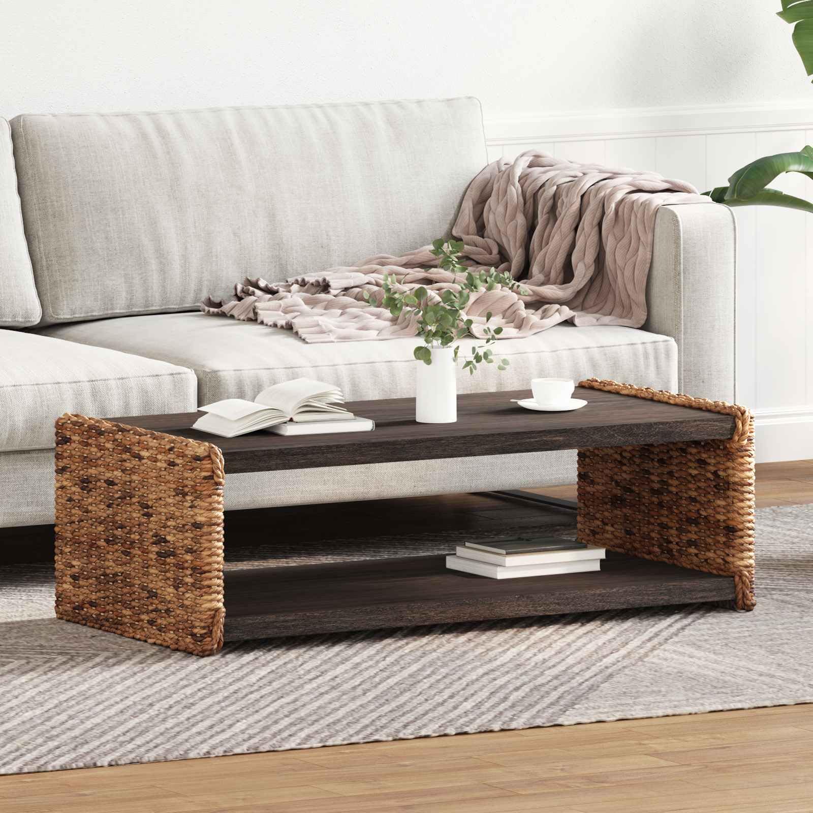 Table basse acajou robuste avec grande étagère de rangement