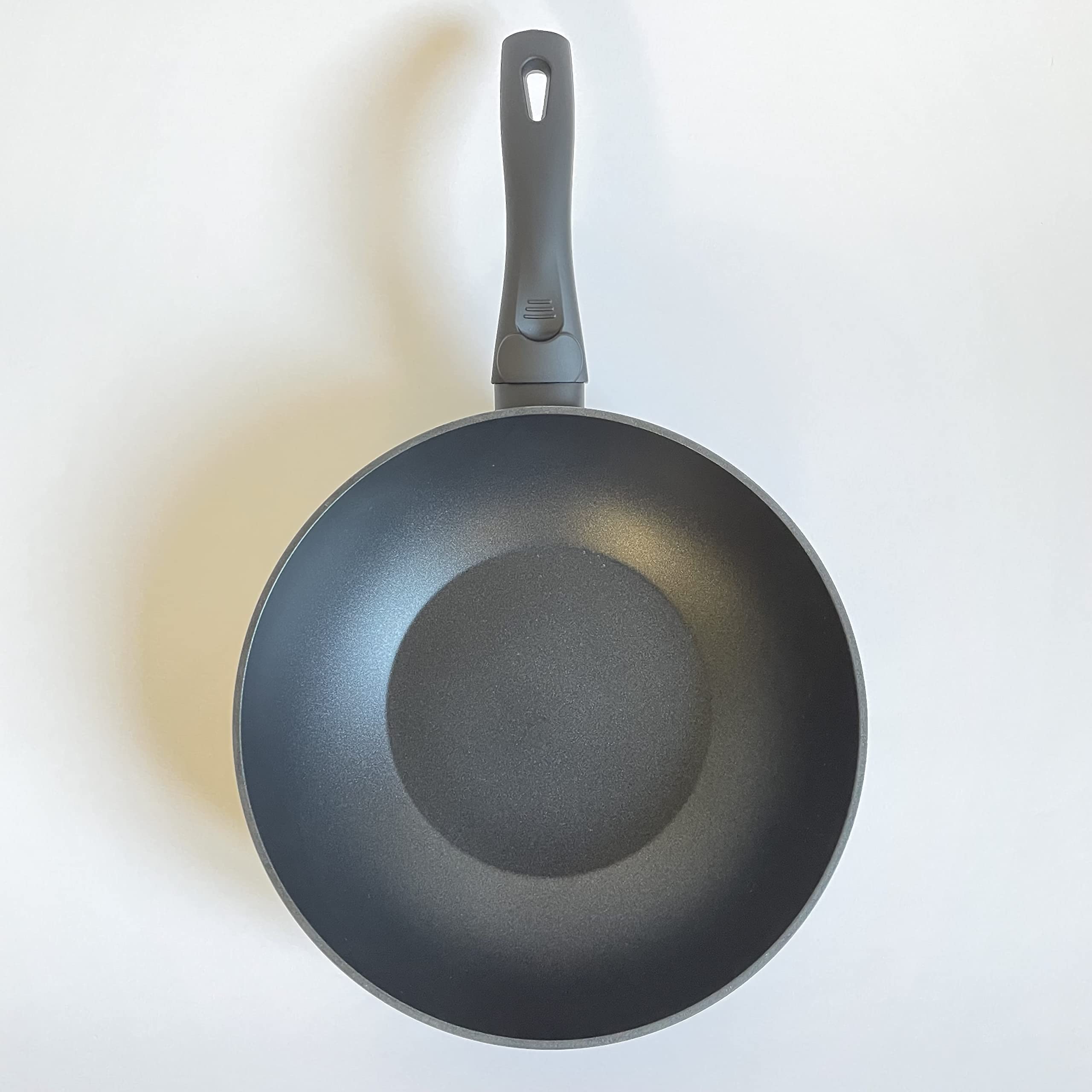 PINTINOX Wok con Coperchio, Linea Energy, diam.28cm in Alluminio Forgiato, Adatto all'Induzione, Interno Antiaderente, Manico Soft Touch