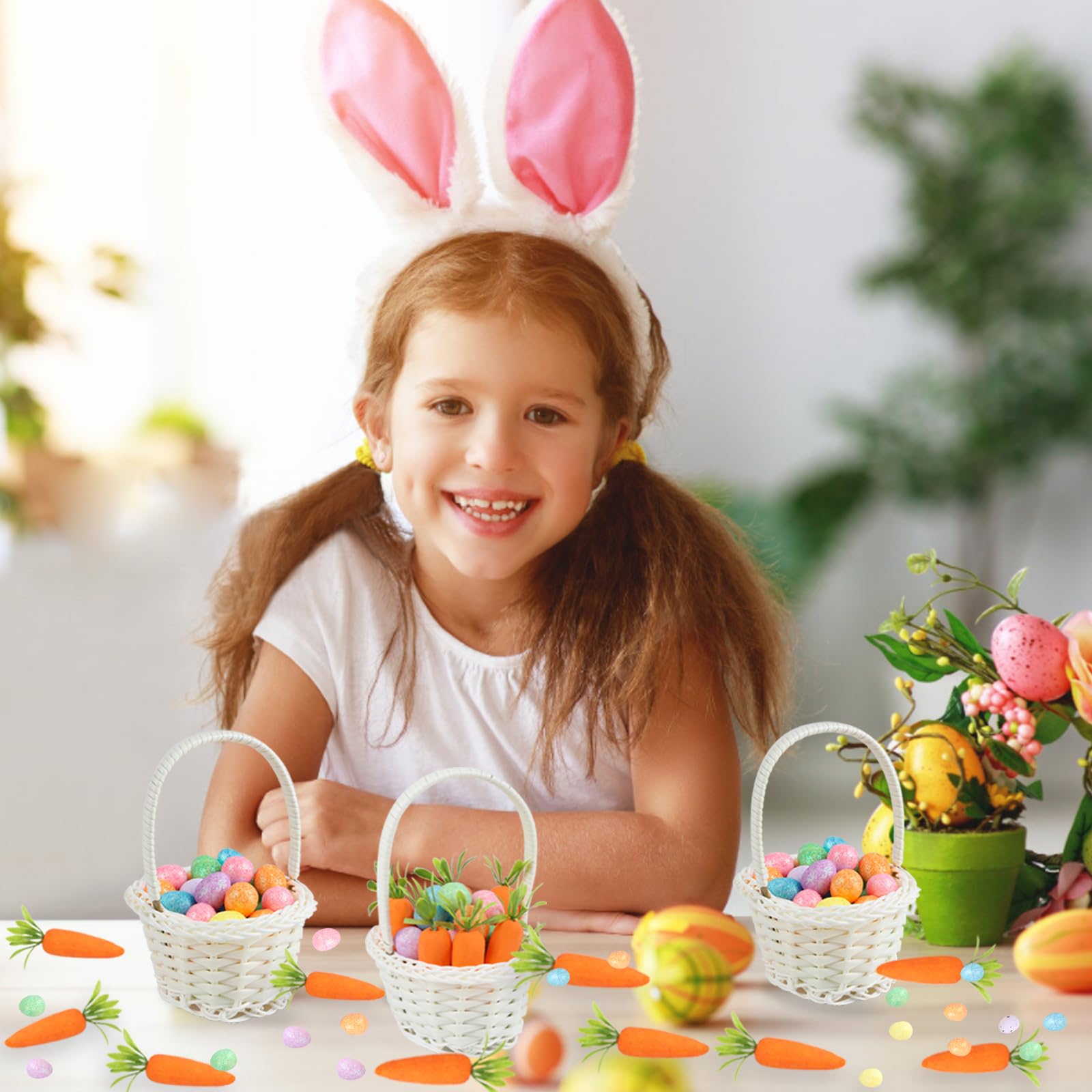 FOIMAS Confezione da 12 mini cestini pasquali con manici, 100 uova di Pasqua colorate e 12 carote in schiuma di rafia, decorazioni per capannoni per feste di Pasqua