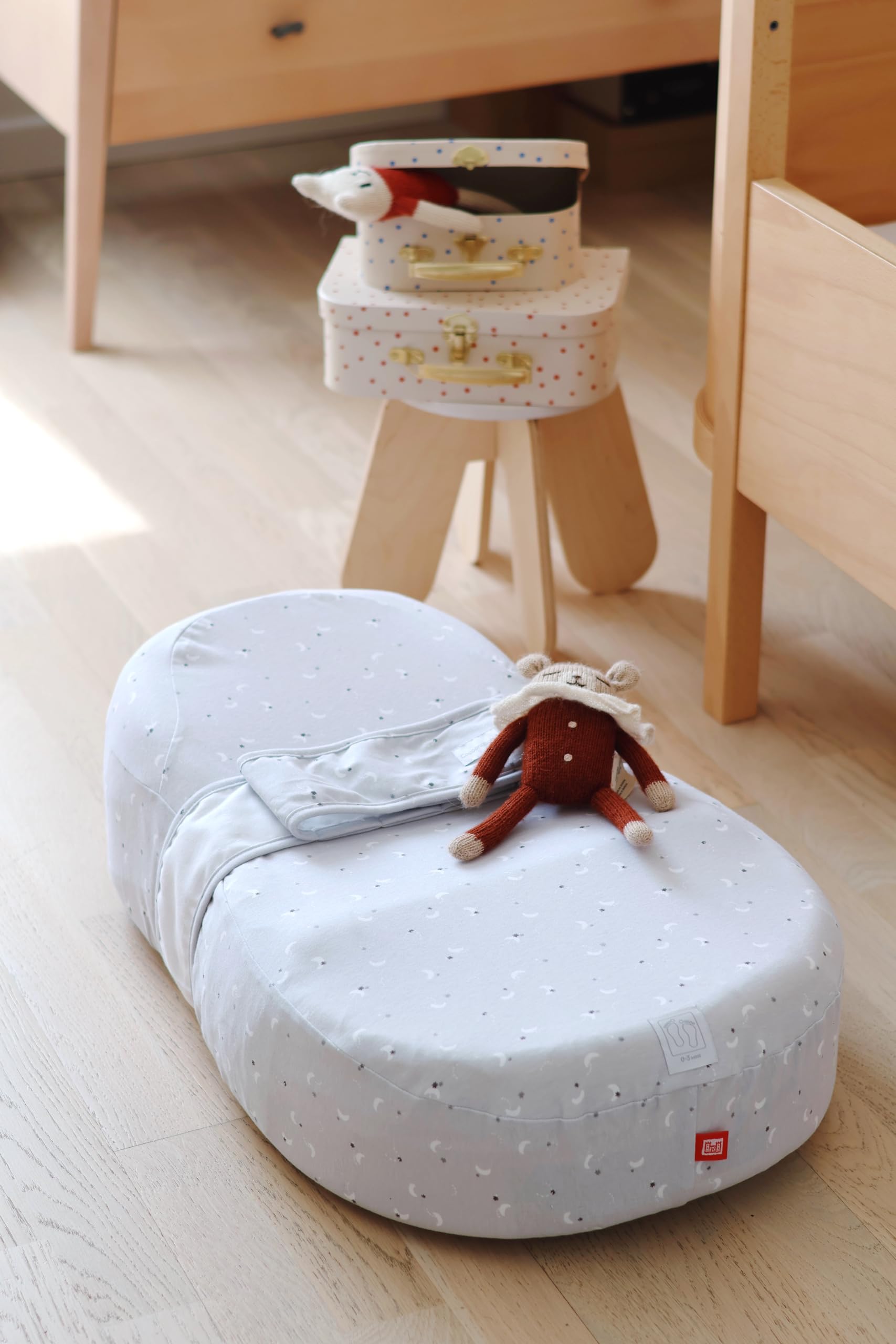 Béaba Red Castle, Cocoonababy, Cocon Ergonomique, Confort, Limite Les RGO, Facilite Le Transit intestinal, Développe la motricité et l'éveil, Fabriqué en France, Tissu Oeko-Tex, Moon & Stars