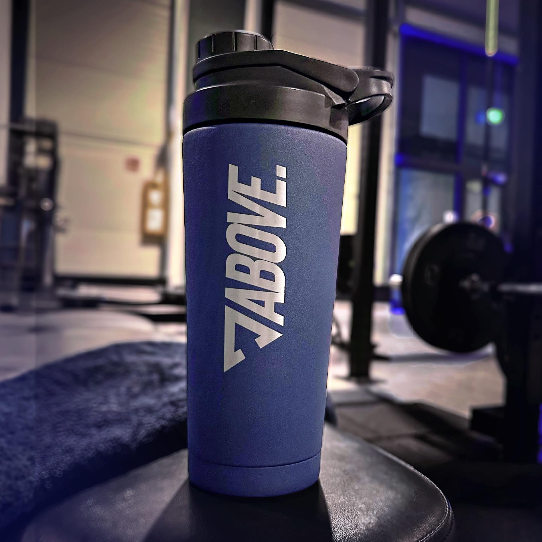 ABOVE. Shaker Proteine Acciaio Inox 750ml – Senza BPA e Termico: Bevande Fredde per 12H – Scala Incisa & Tappo 100% Antigoccia – Robusto e Durevole – Lavabile in Lavastoviglie fino a 45°C (Blu)
