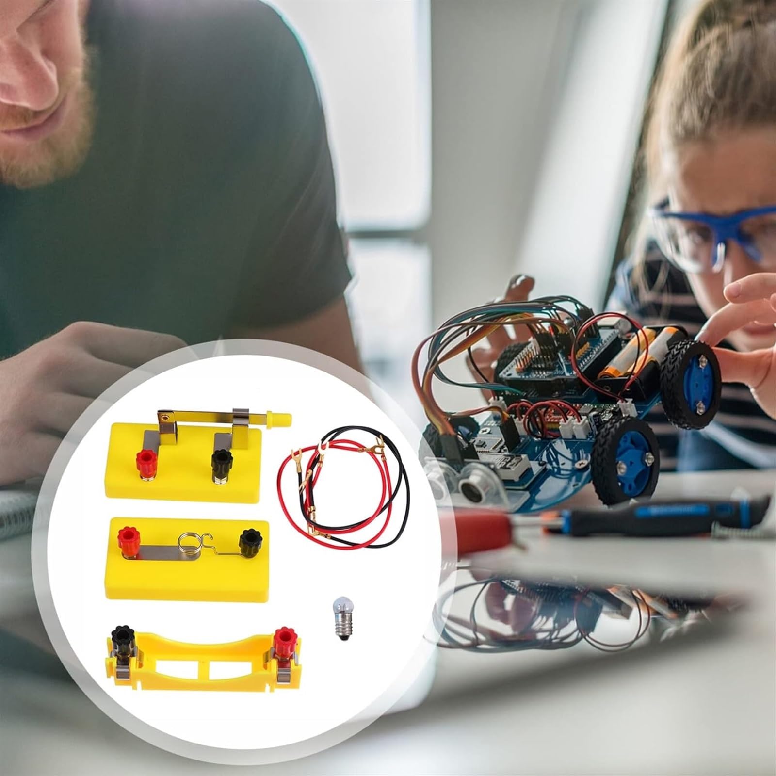 Kleine in Reihe geschaltete Glühbirnen leuchten auf. Materialien für wissenschaftliche Experimente zu elektrischen Anlagen für Grundschüler. Experimentierset für einfache