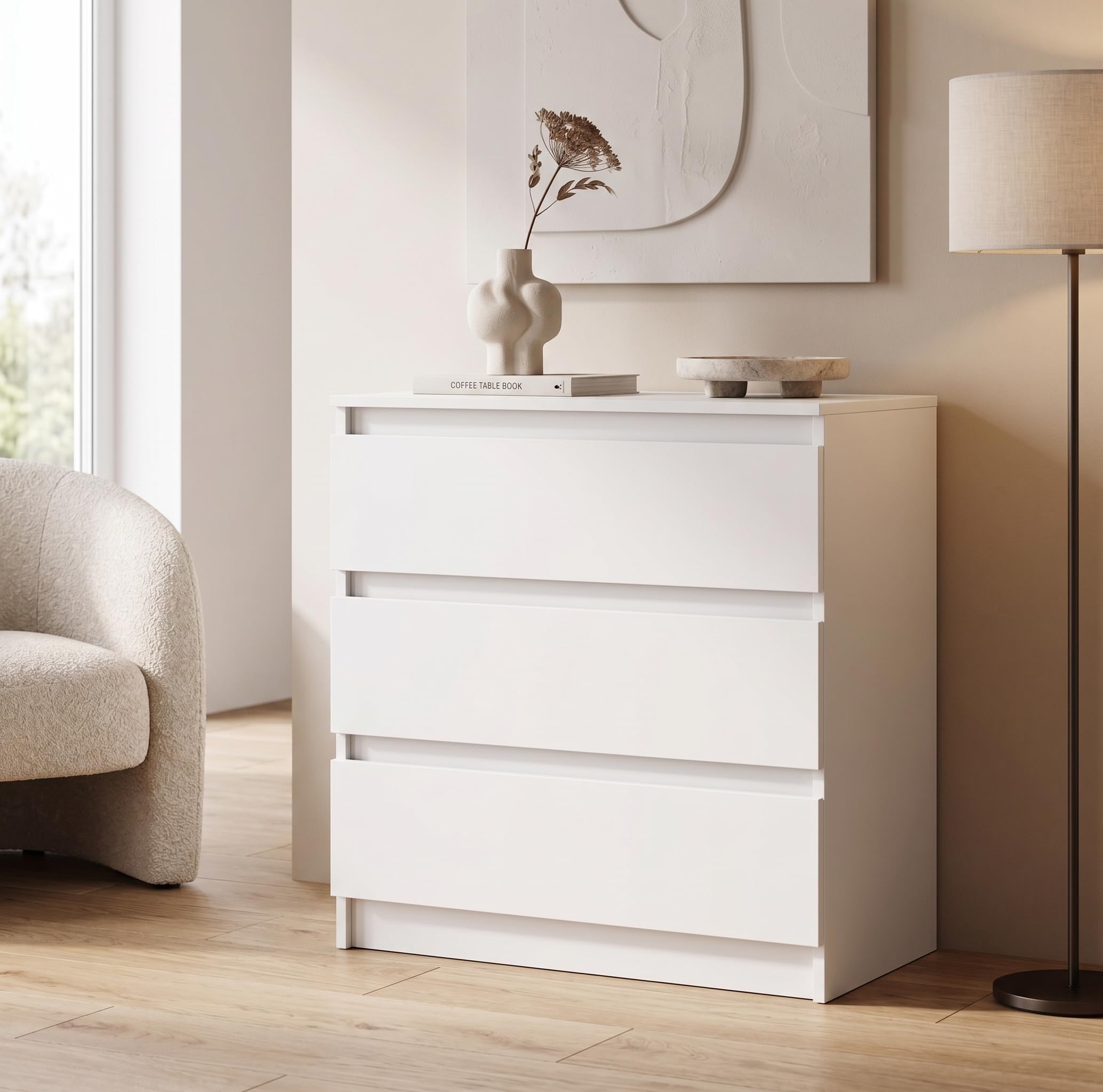 Cómoda blanca de 3 cajones para crear un dormitorio nórdico acogedor y limpio
