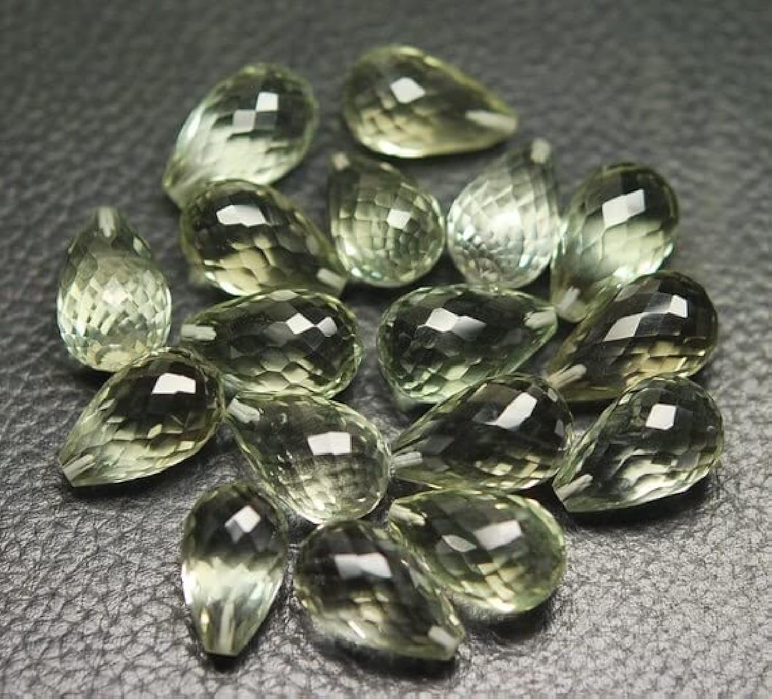 Green Amethyst Faceted Drops 4 pièces en améthyste verte pure