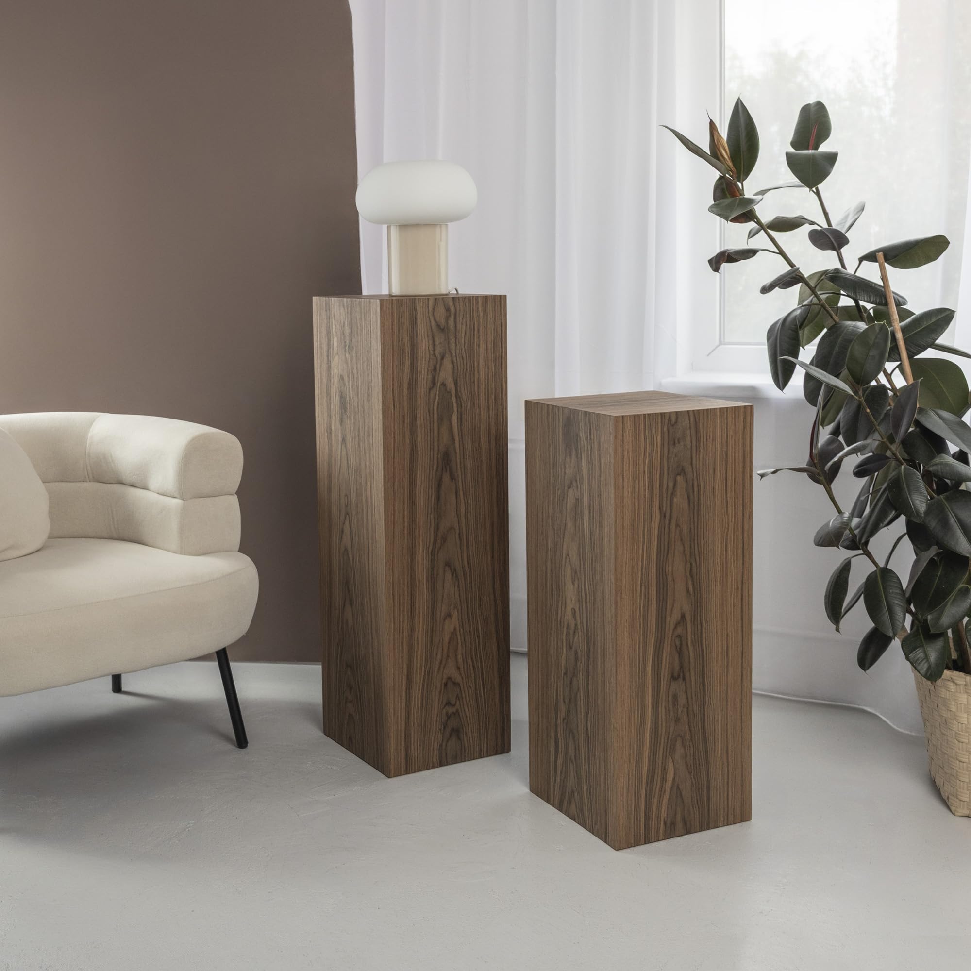 Displaypodest aus Nussbaumfurnier – Präsentationssäule, Sockel für Skulpturen & Kunst, Dekosäule, handgefertigt, Massivholz-Optik – 80x30x30 cm