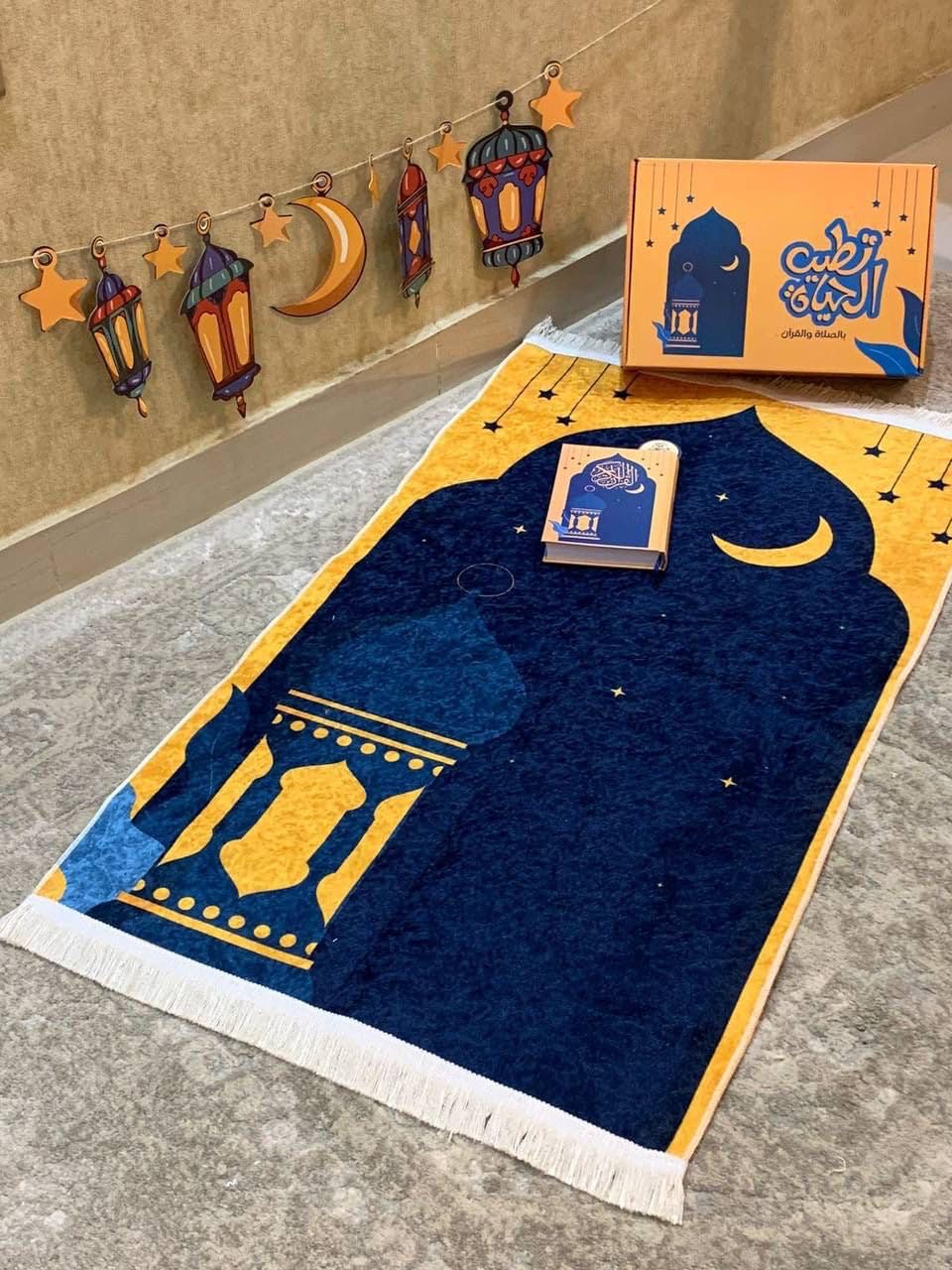 HOME PARADISE Kid’s Blue and Yellow Prayer Mat, Ramadan Decor Prayer Rug for Children, Portable Prayer Mat, Islamic Traditions Decor, Soft Luxury Praying Sajdah Carpet in Gift Box, Ramadan & Eid Gifts