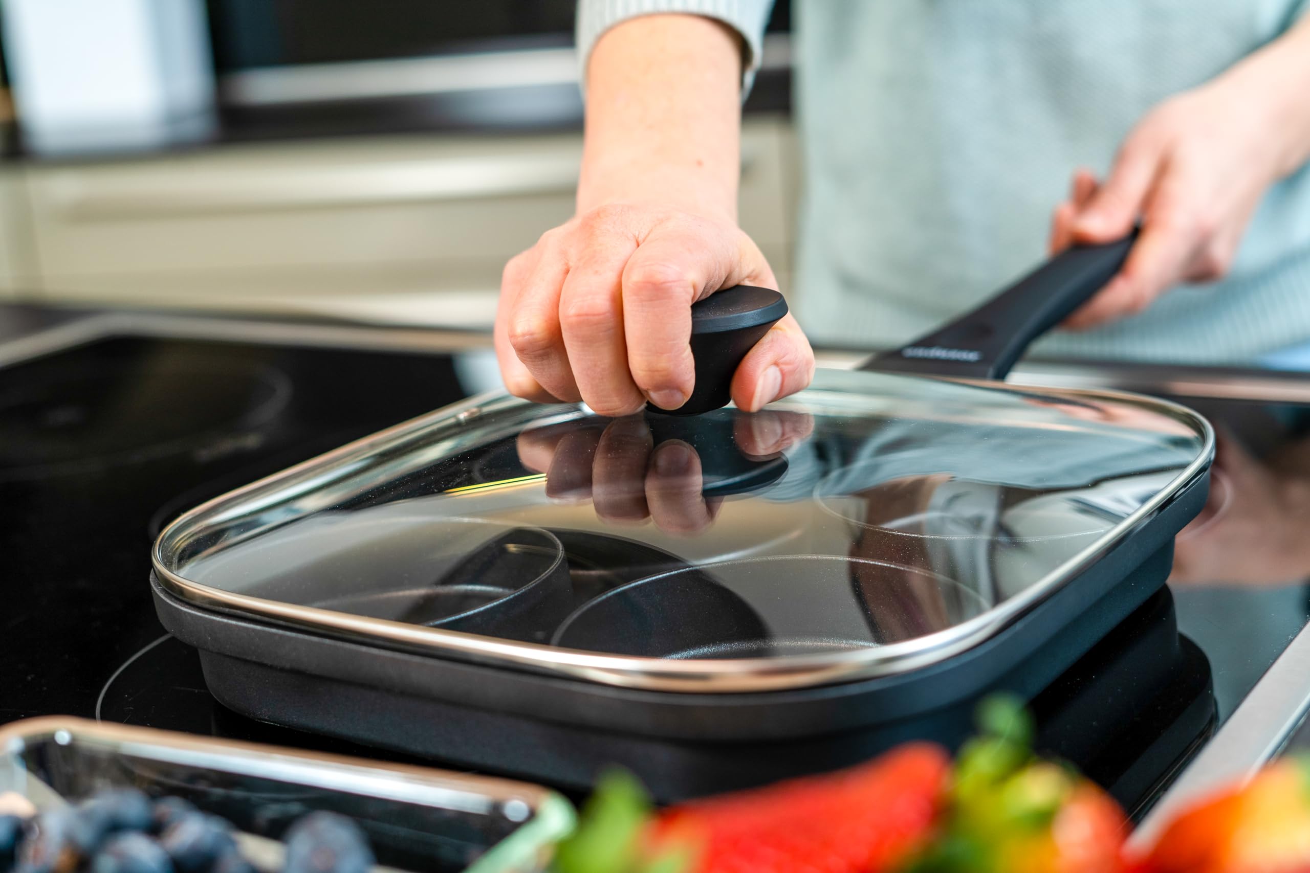 endusor Poele Pancakes et oeuf au plat - Poele de 27 cm adaptée à toute cuisinière + revêtement anti-adhésif & couvercle | Induction Gaz Céramique Électrique Halogène | 4 trous pour oeuf crêpe