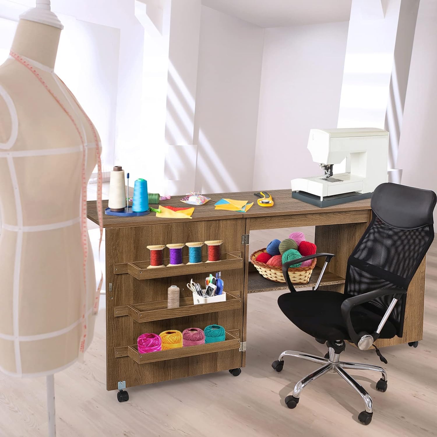GIANTEX Armario de Costura Plegable con 5 Ruedas y 3 Estantes, Mesa Plegable de Costura con Tabique, Mueble para Máquina de Coser para Dormitorio, Salón y Estudio (Marrón)