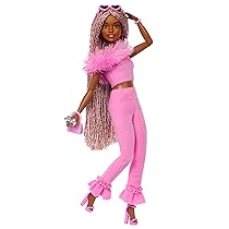 Barbie – Bambola Deluxe Style n.4, con trecce rosa e marroni e completo Barbiecore con top e pantaloni rosa, colletto con pelliccia e accessori divertenti, giocattolo per bambini, 4+ anni, HYV28