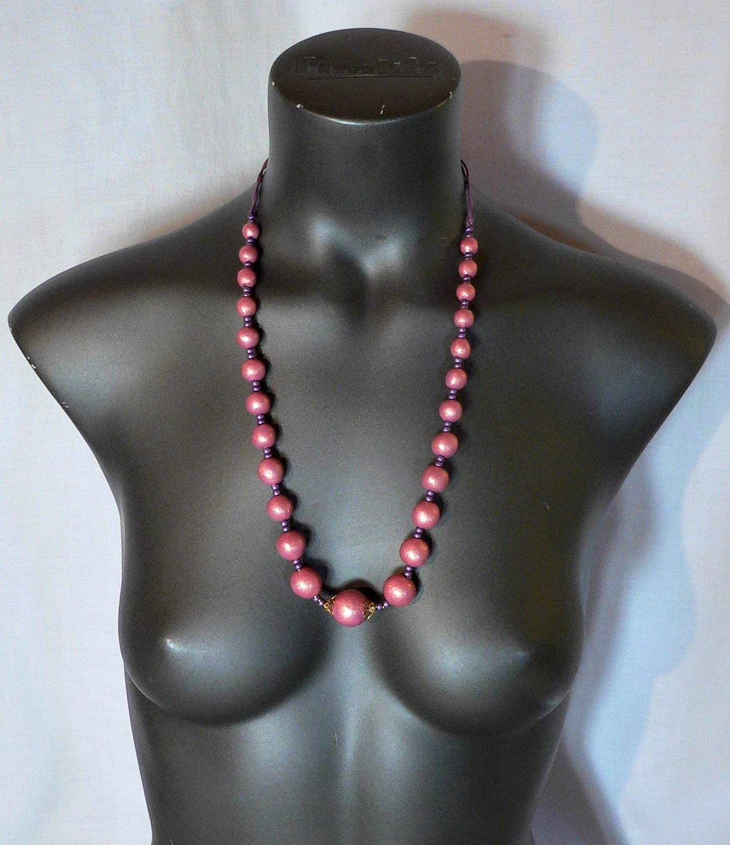 Gioielli da donna: Collana lunga in perline di ceramica, su laccio in pelle sintetica, colore rosa, linea Jean
