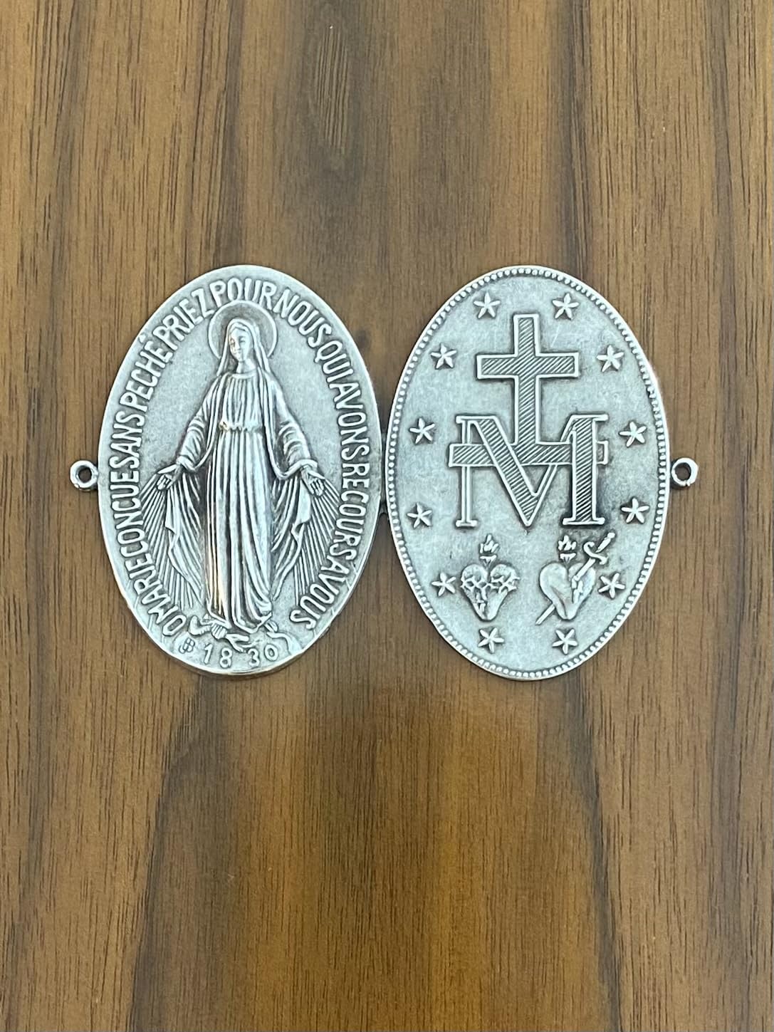 Médaillon de porte de la Vierge Miraculeuse, Métal