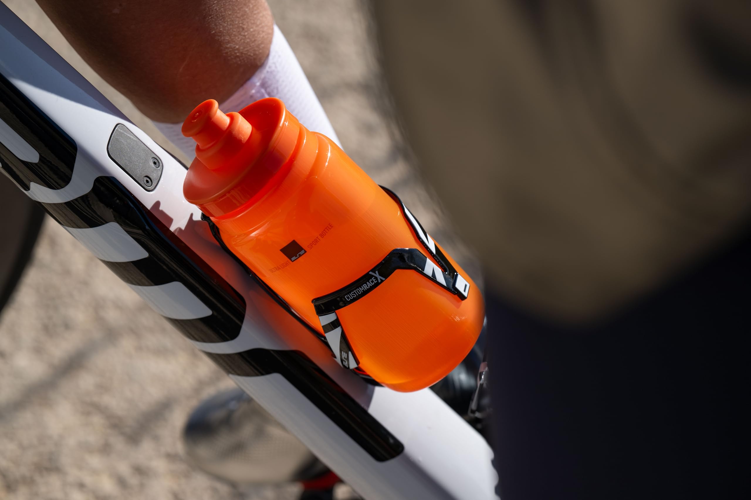 Elite Custom Race X Bianco Lucido con Grafica Grigia – Portaborraccia da Ciclismo in Resina Fibra