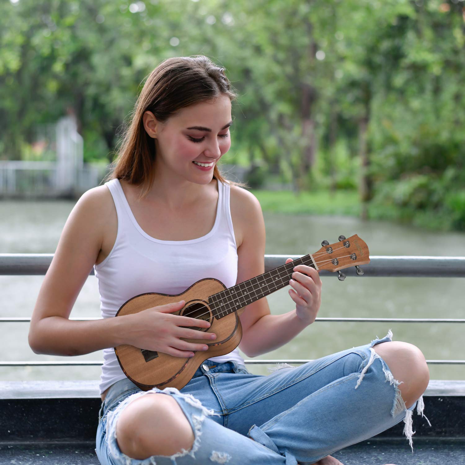 Cascha Sopran Ukulele Set I Ukulele Starter Kit mit 3 Plektren Tasche Stimmgerät & niederländischem Lehrbuch I Sopran Ukulele Mahagoni I Kleine Hawaii Gitarre für Anfänger & Fortgeschrittene