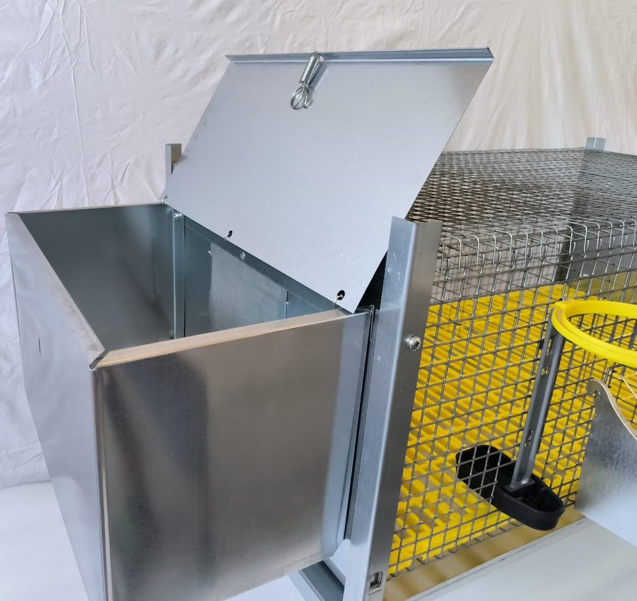 Gabbia In Acciaio ZIncato e Rete, per Conigli Fattrici. Compresa di Pavimento in Plastica, 2 Nidi, Abbeveratoi e Mangiatoia.cm 149Lx66Px66H (LE MISURE SONO DELLA GABBIA MONTATA CON ACCESSORI)