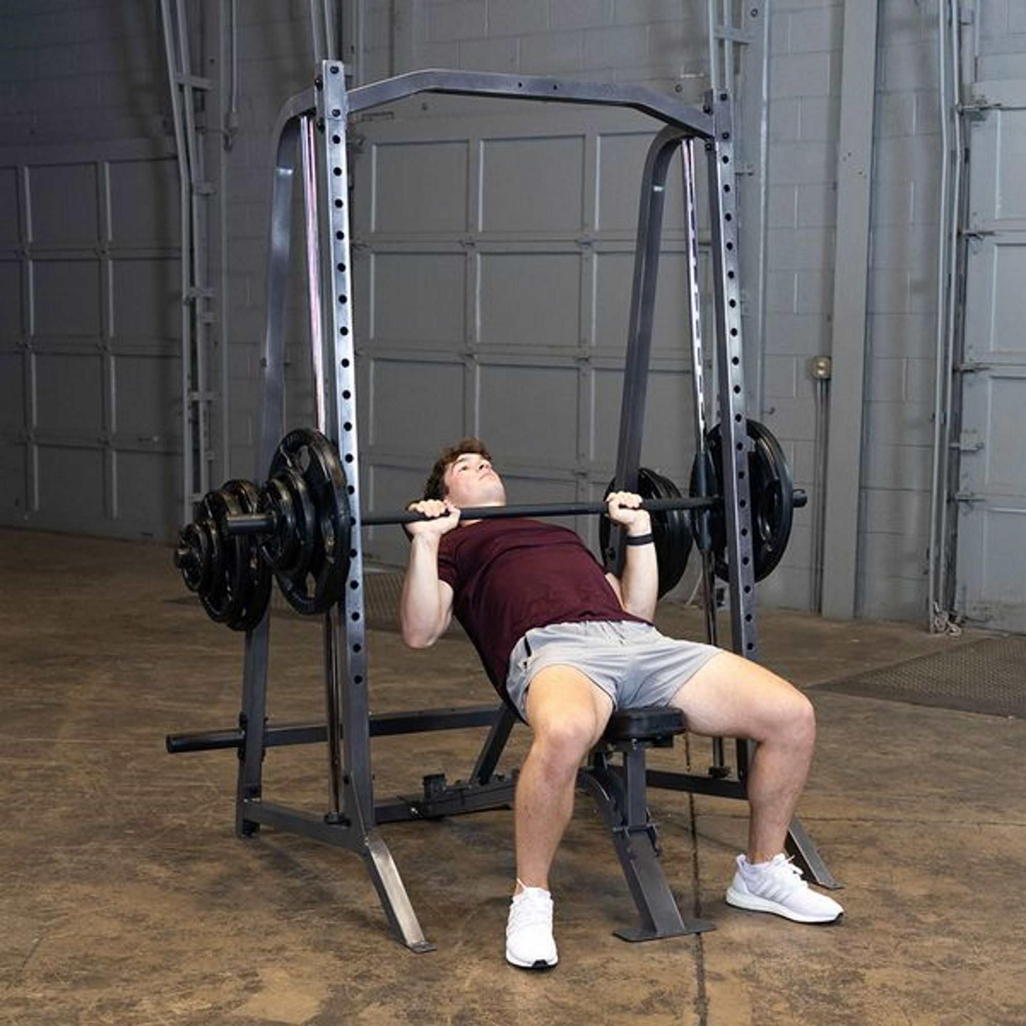 Body-Solid PSM200 Smith Machine pour Salle de Sport à Domicile – Équipement d'entraînement en Force avec loquets de sécurité, Cage de Squat, Demi-Rack et Rangement de plaques de Poids